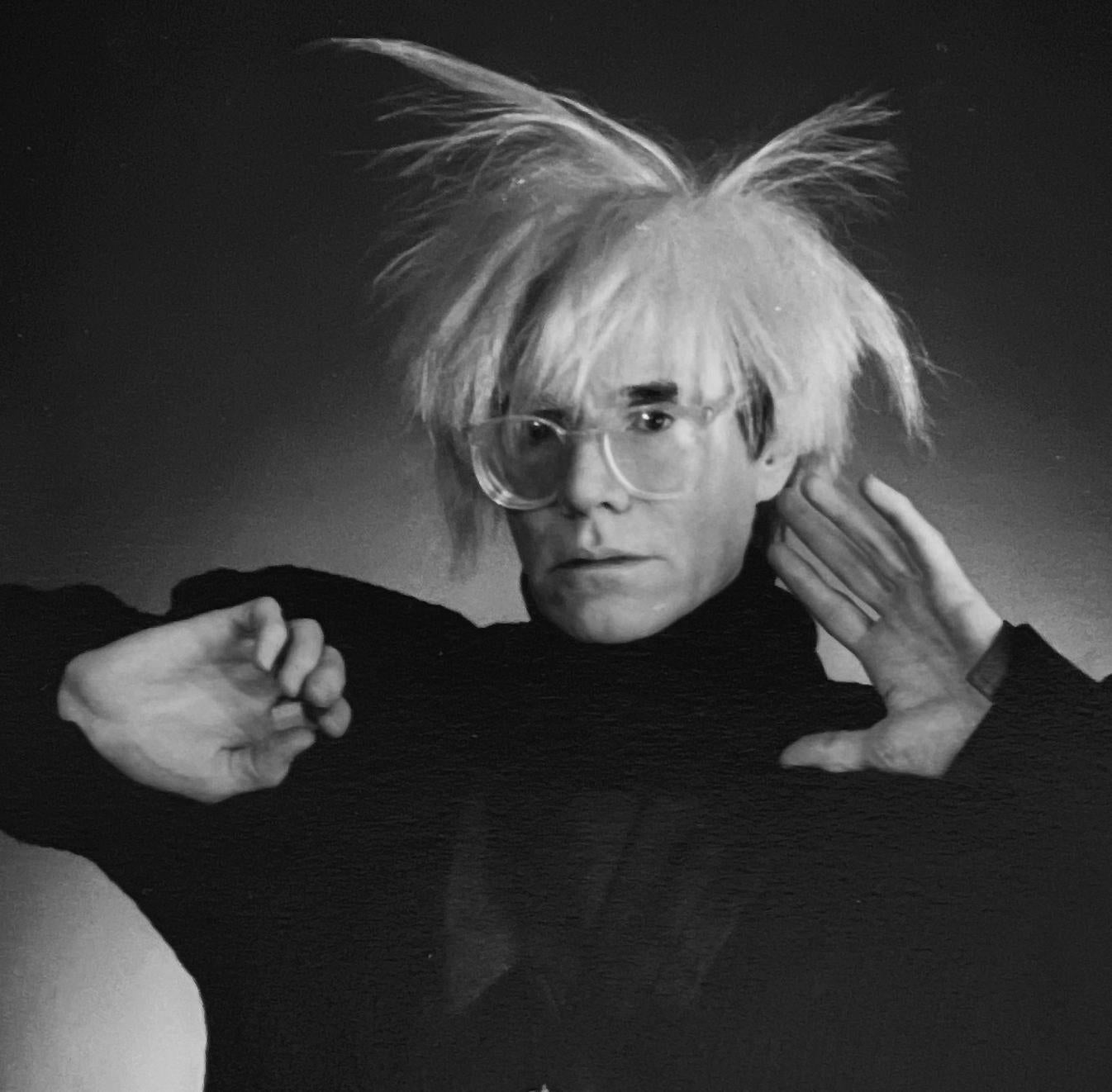 Portrait of Andy Warhol, 1986 von Christopher Makos ist ein 10 x 8in vintage Gelatinesilberdruck auf Faserpapier. 

Das Foto ist auf der Rückseite mit einem Stempel (in schwarzer Tinte) versehen.

Provenienz: Privater Sammler

***

Biografie des