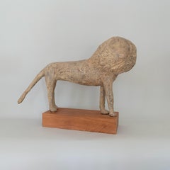 León - Escultura contemporánea de bronce sobre base de roble