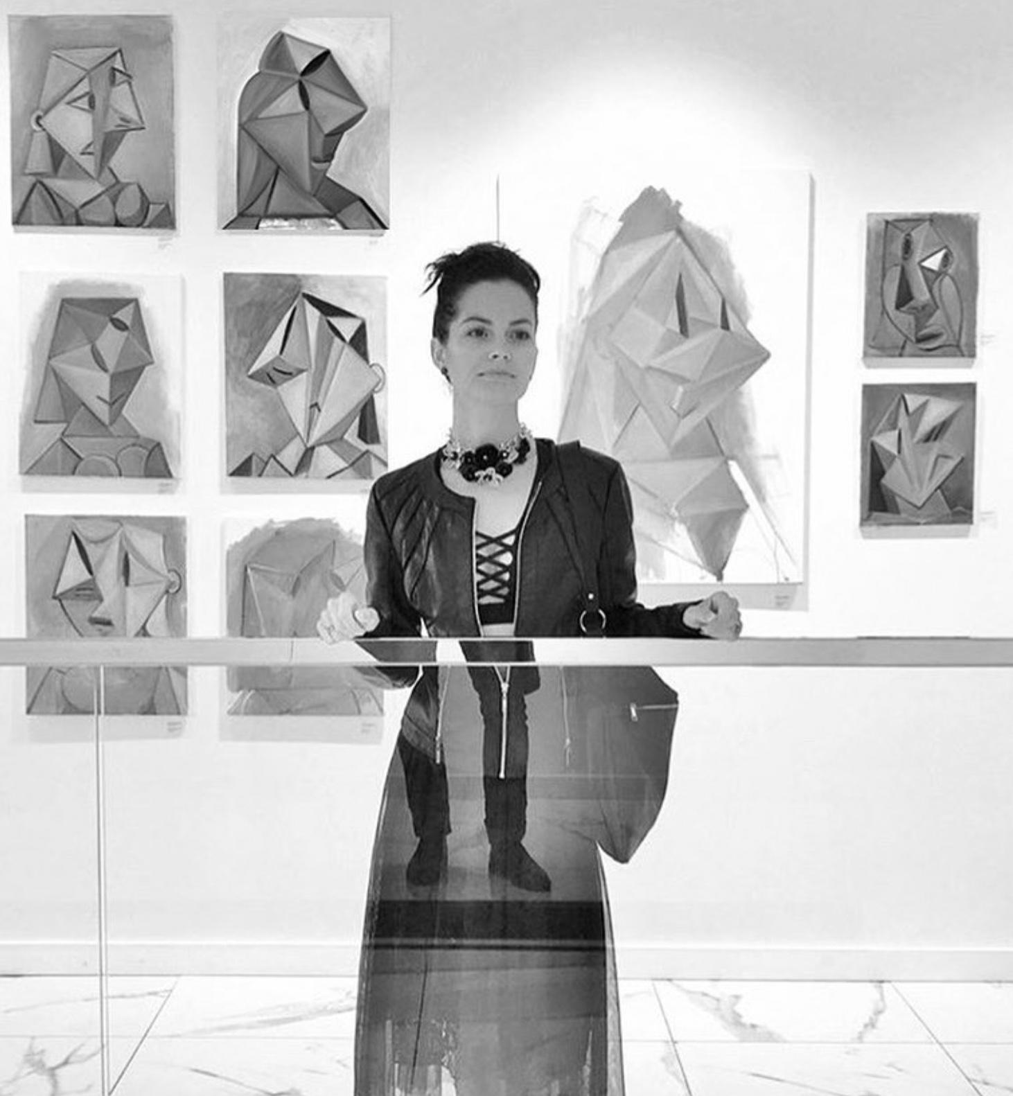 Frau in Gris (Grau), Figurative Painting, von Christopher Mudgett