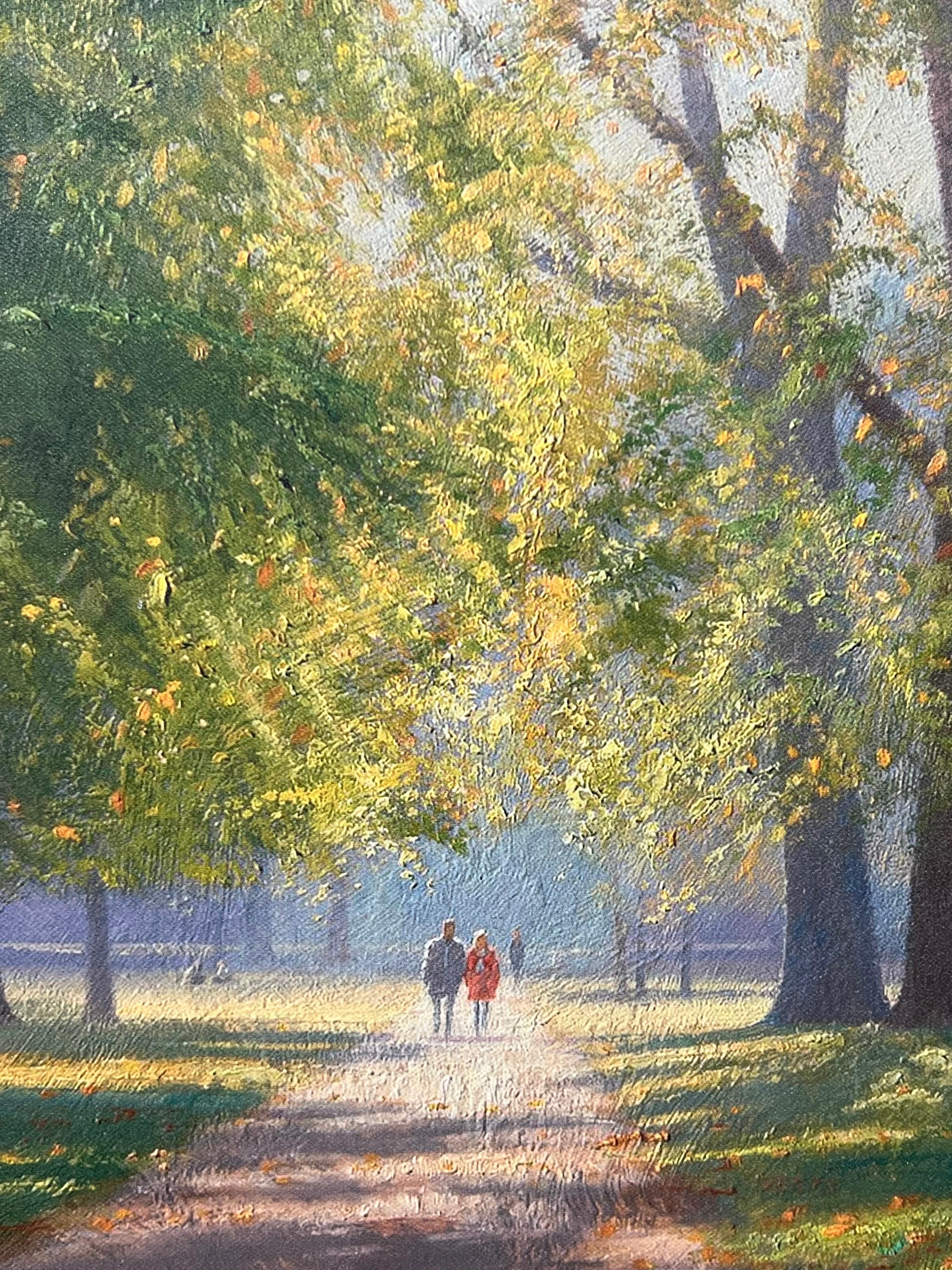 Un couple se promenant dans le parc avec le soleil couchant à travers les arbres par un artiste anglais en vente 11
