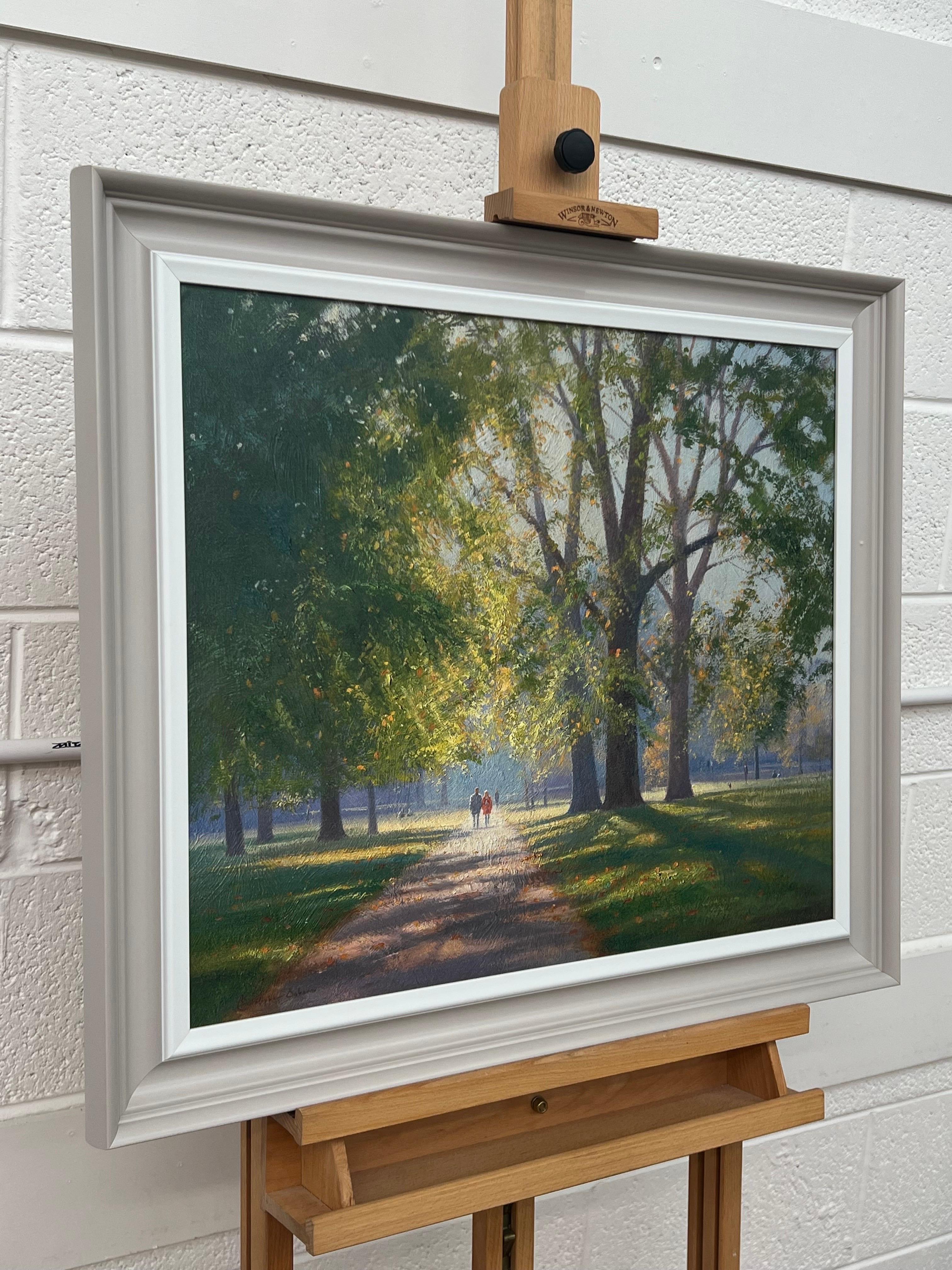 Un couple se promenant dans le parc avec le soleil couchant à travers les arbres par un artiste anglais - Print de Christopher Osborne