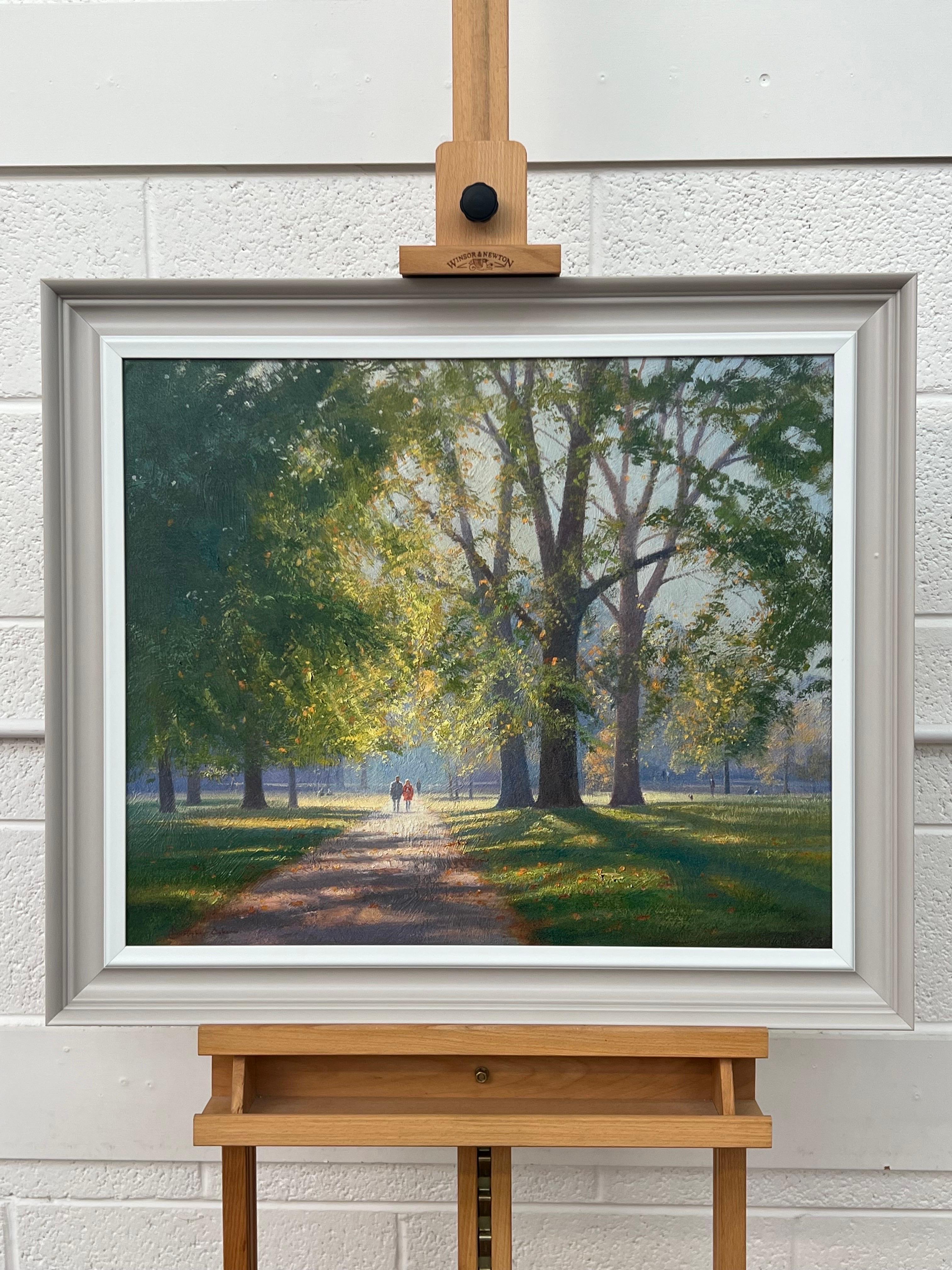 Un couple se promenant dans le parc avec le soleil couchant à travers les arbres par un artiste anglais - Contemporain Print par Christopher Osborne