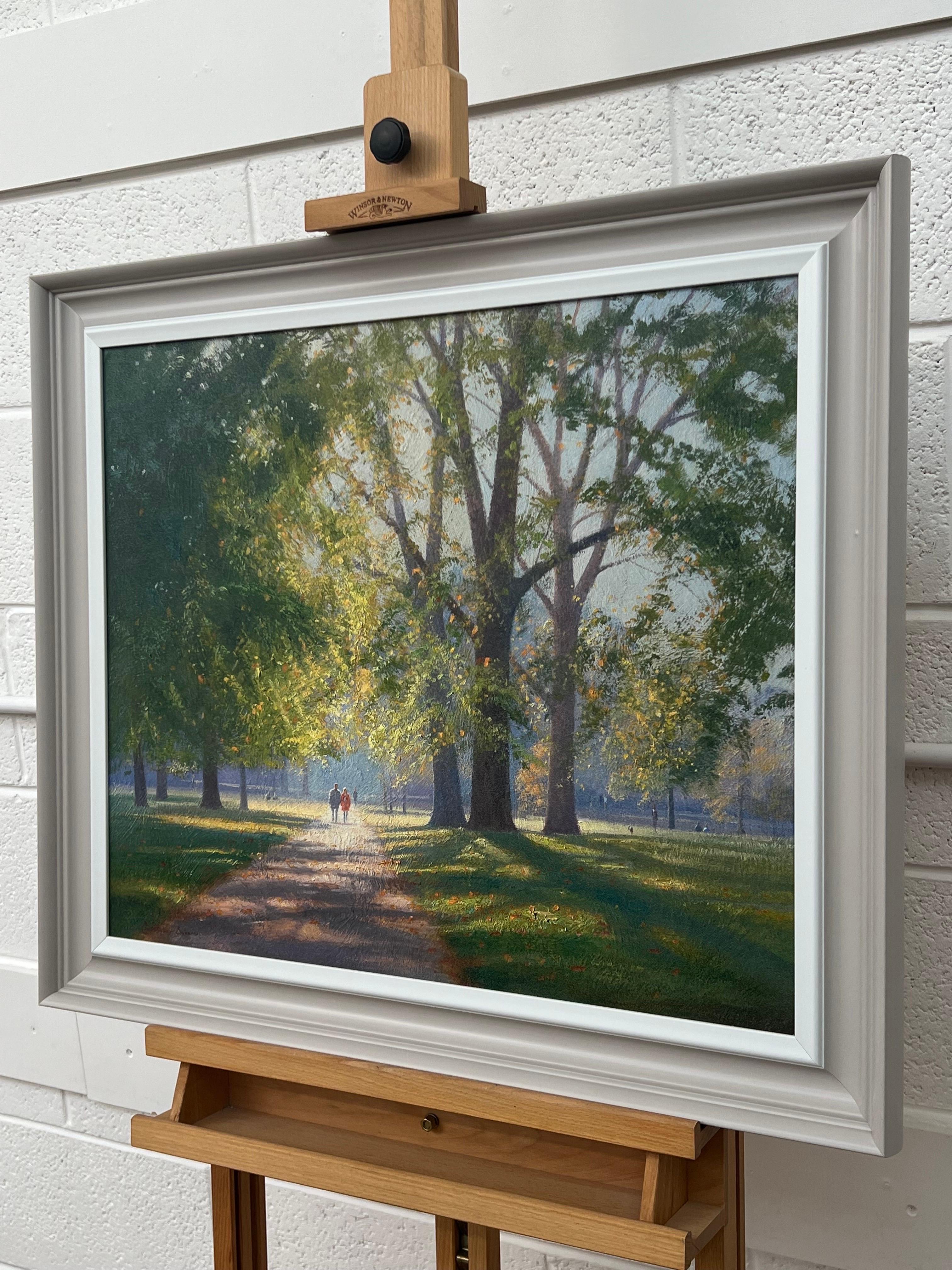 Un couple se promenant dans le parc avec le soleil couchant à travers les arbres par un artiste anglais - Gris Landscape Print par Christopher Osborne
