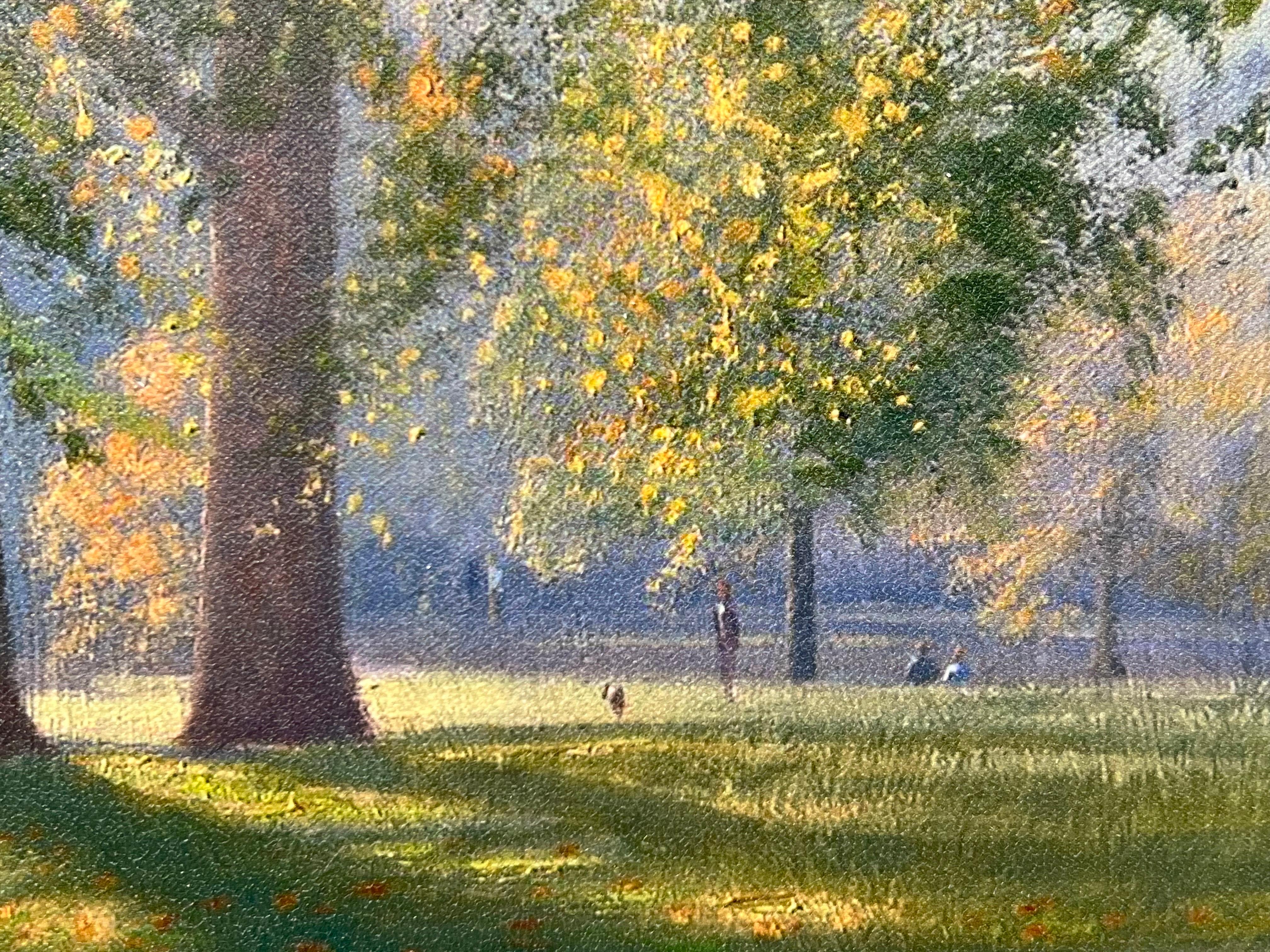 Un couple se promenant dans le parc avec le soleil couchant à travers les arbres par un artiste anglais en vente 4