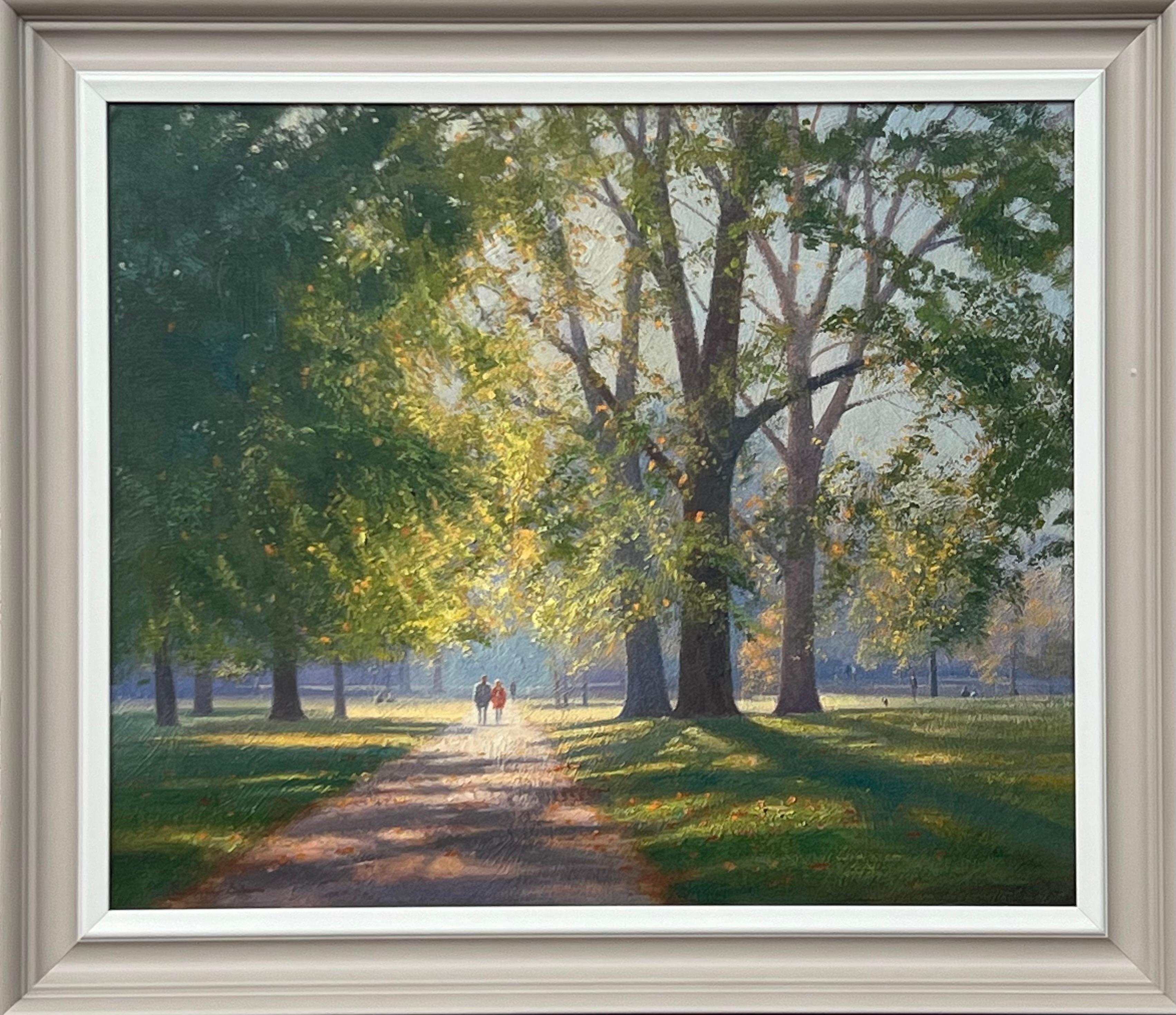 Landscape Print Christopher Osborne - Un couple se promenant dans le parc avec le soleil couchant à travers les arbres par un artiste anglais