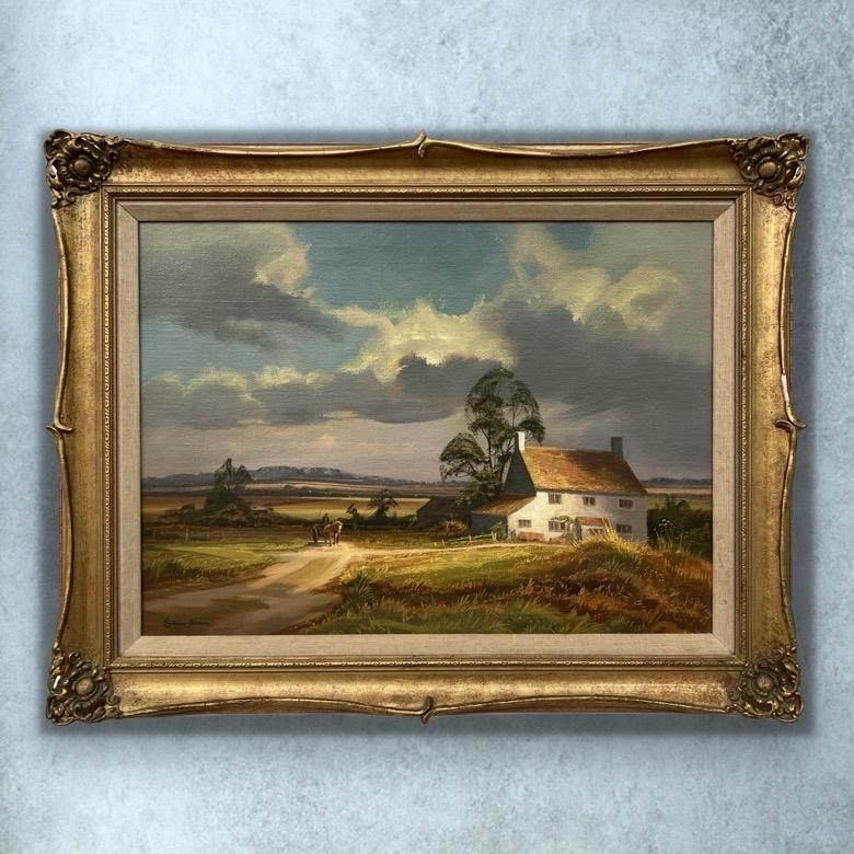 Englisches Bauernhaus mit Pferd und Wagen inmitten von Feldern und Bäumen in der Herbstsonne von einem britischen Künstler des 20. Jahrhunderts. Dieses Gemälde fängt meisterhaft das spätsommerliche Licht ein, das sich durch die hügelige Landschaft