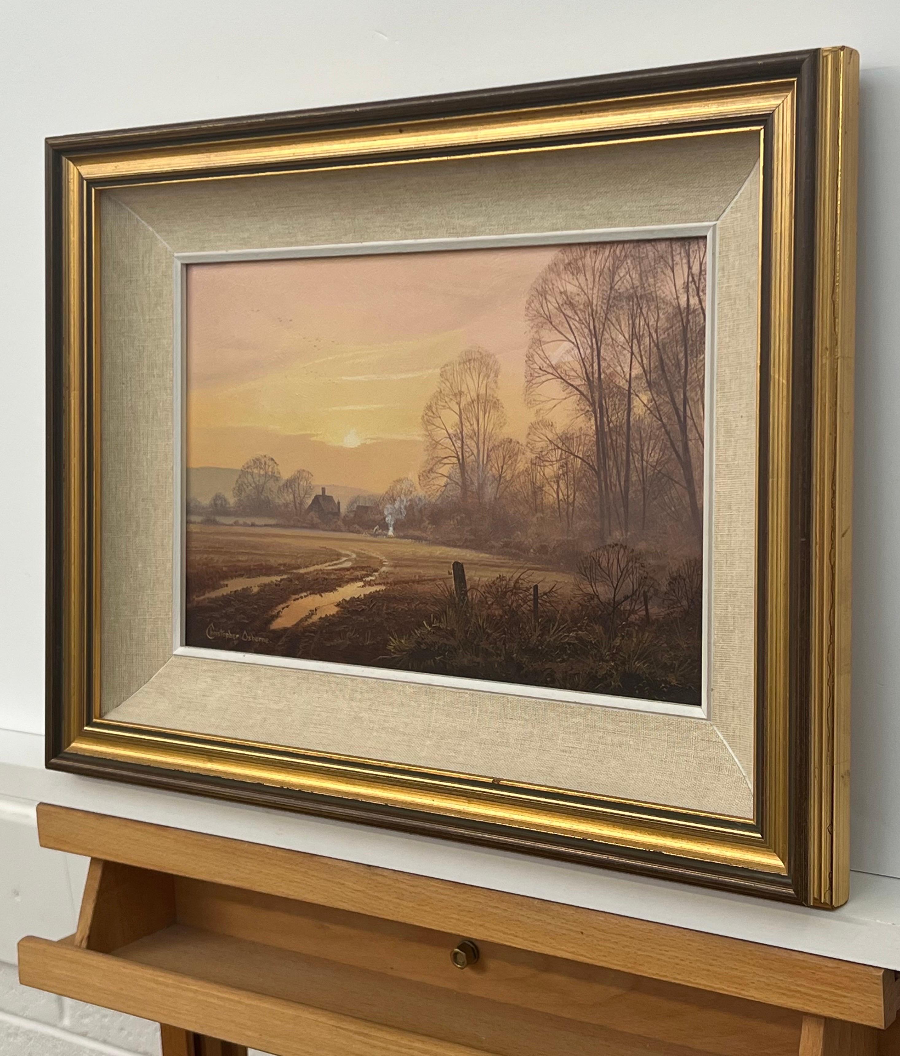 Bauernhof im Wald bei Sonnenuntergang in einer englischen Landschaft mit Winterbäumen und warmen Brauntönen, von dem britischen Künstler Christopher Osborne aus dem 20. 

Kunst misst 12 x 8 Zoll 
Rahmen misst 16 x 12 Zoll 

Signiert, Öl auf Karton,