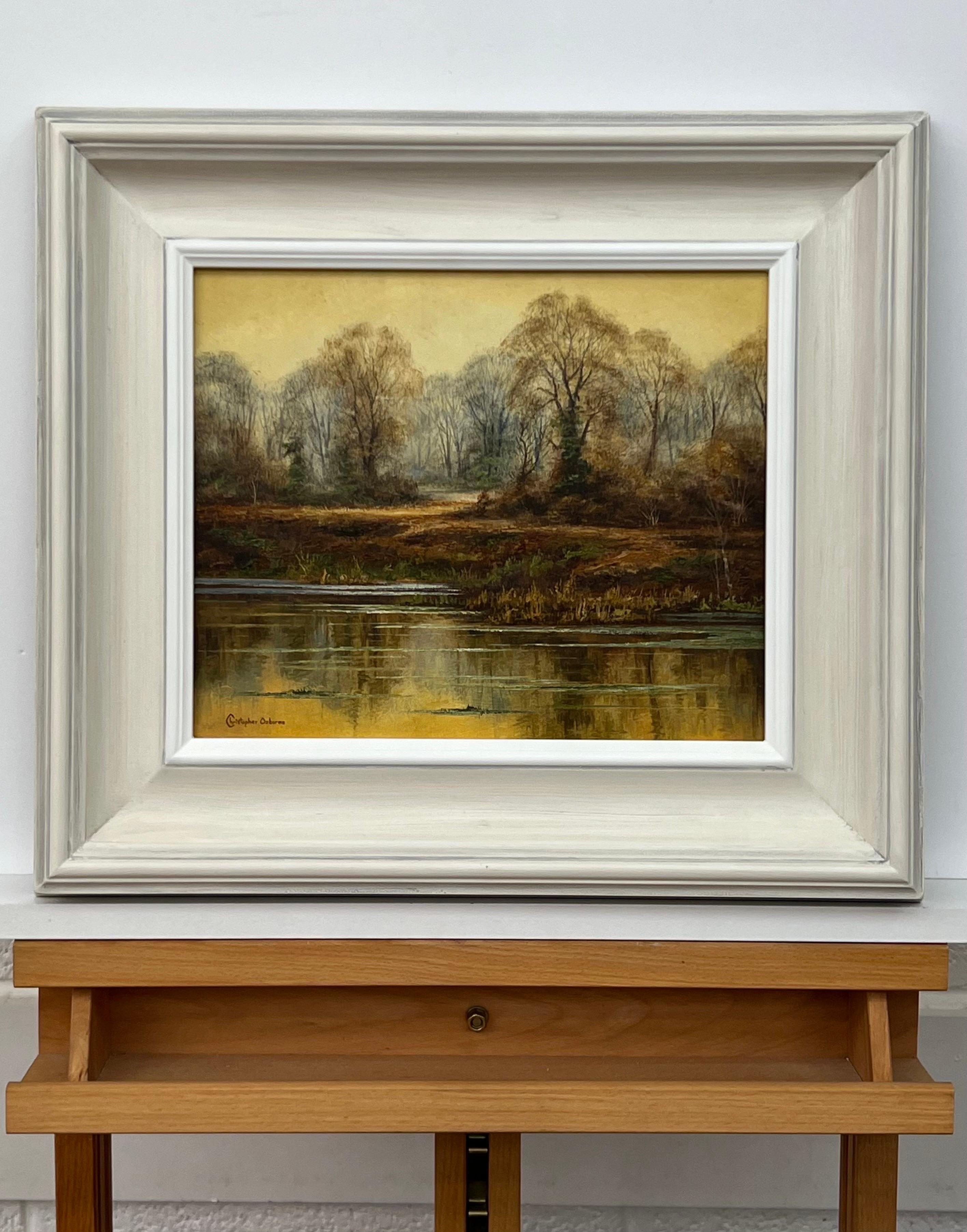 The Reflections on Forest Pond in the English Countryside with Warm Yellows & Browns (Réflexions sur un étang de forêt dans la campagne anglaise avec des jaunes et des bruns chauds) - Painting de Christopher Osborne