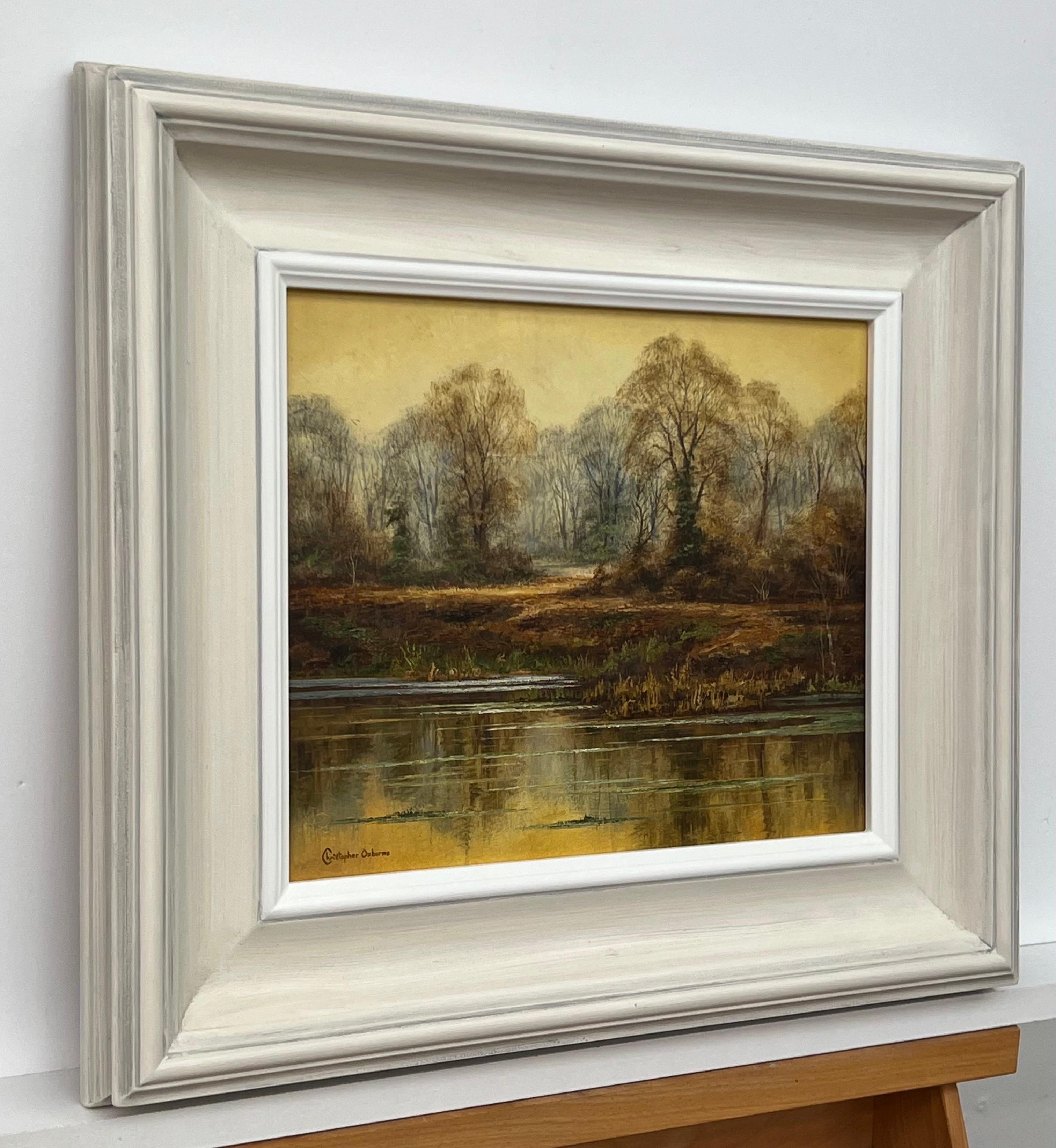 The Reflections on Forest Pond in the English Countryside with Warm Yellows & Browns (Réflexions sur un étang de forêt dans la campagne anglaise avec des jaunes et des bruns chauds) - Photoréalisme Painting par Christopher Osborne