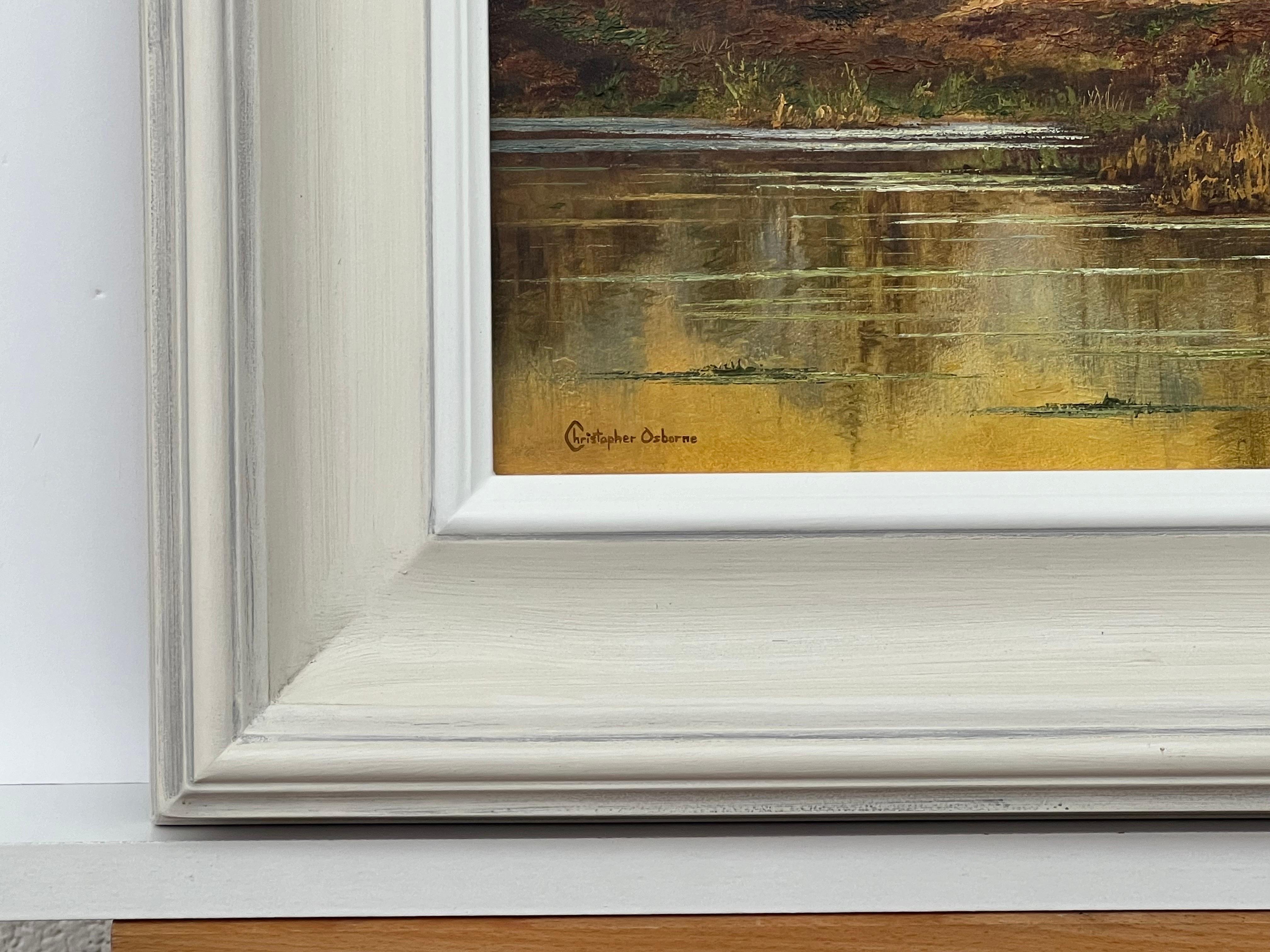 The Reflections on Forest Pond in the English Countryside with Warm Yellows & Browns (Réflexions sur un étang de forêt dans la campagne anglaise avec des jaunes et des bruns chauds) en vente 1
