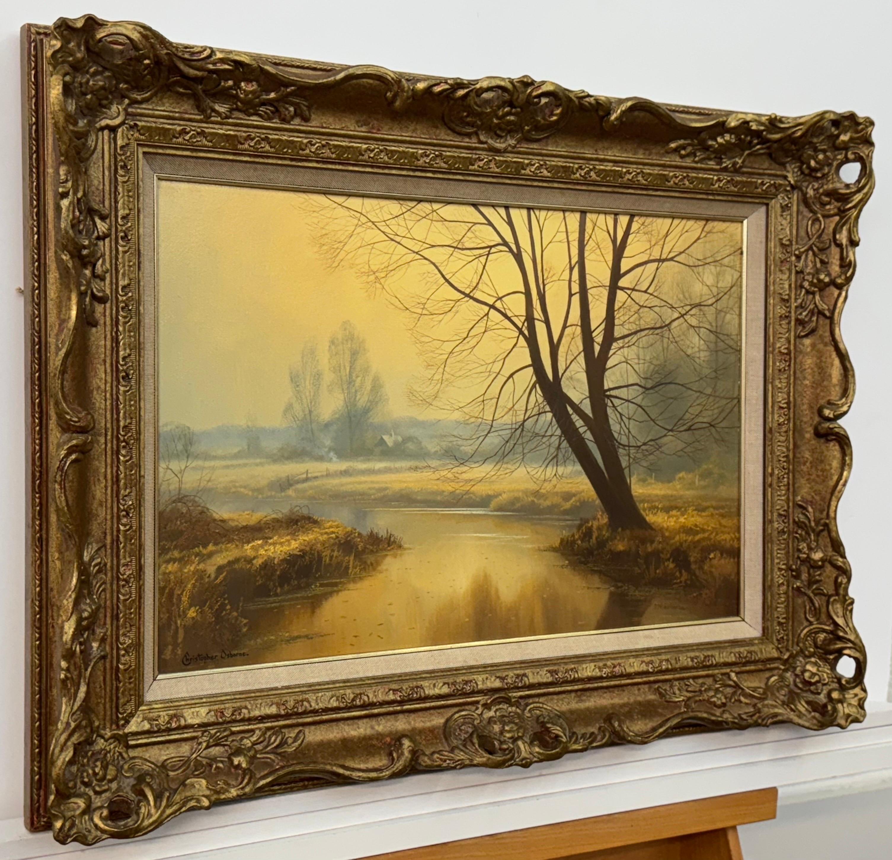 Paisaje brumoso de un río amarillo dorado con árboles invernales en la campiña inglesa en venta 3