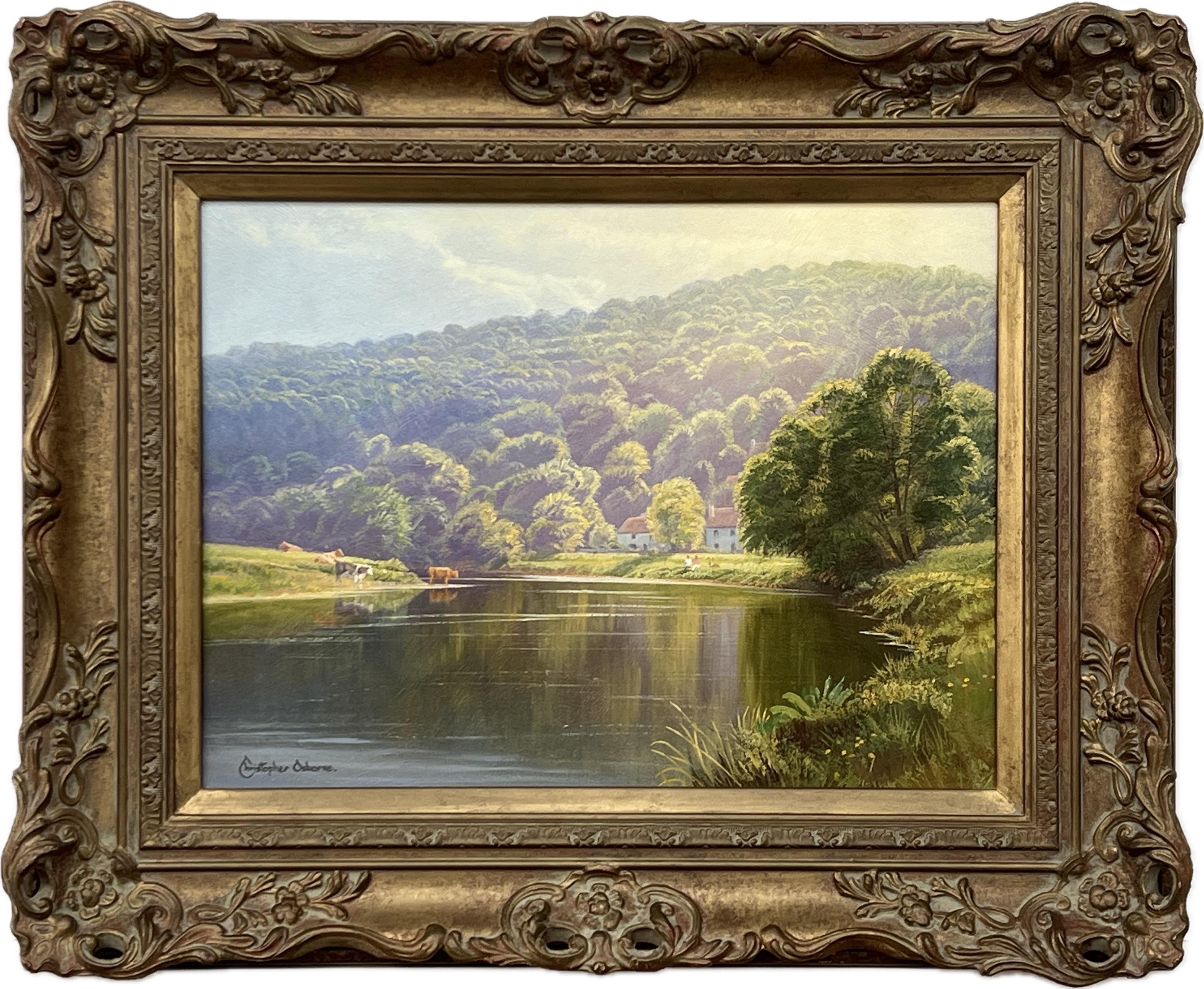Sommerszene auf Baum gefüttertem Fluss mit Vieh in englischer Landschaft im Sonnenschein