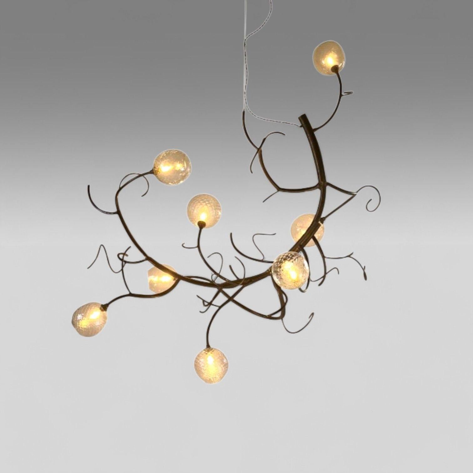 CP Lighting, Christopher Poehlmann, lustre moderne à branches sculpturales, verre soufflé, 21e C.

Ce lustre sculptural signé et daté de Christophe Poehlmann est composé d'aluminium en bronze antique et de verre soufflé à la main. Disponible