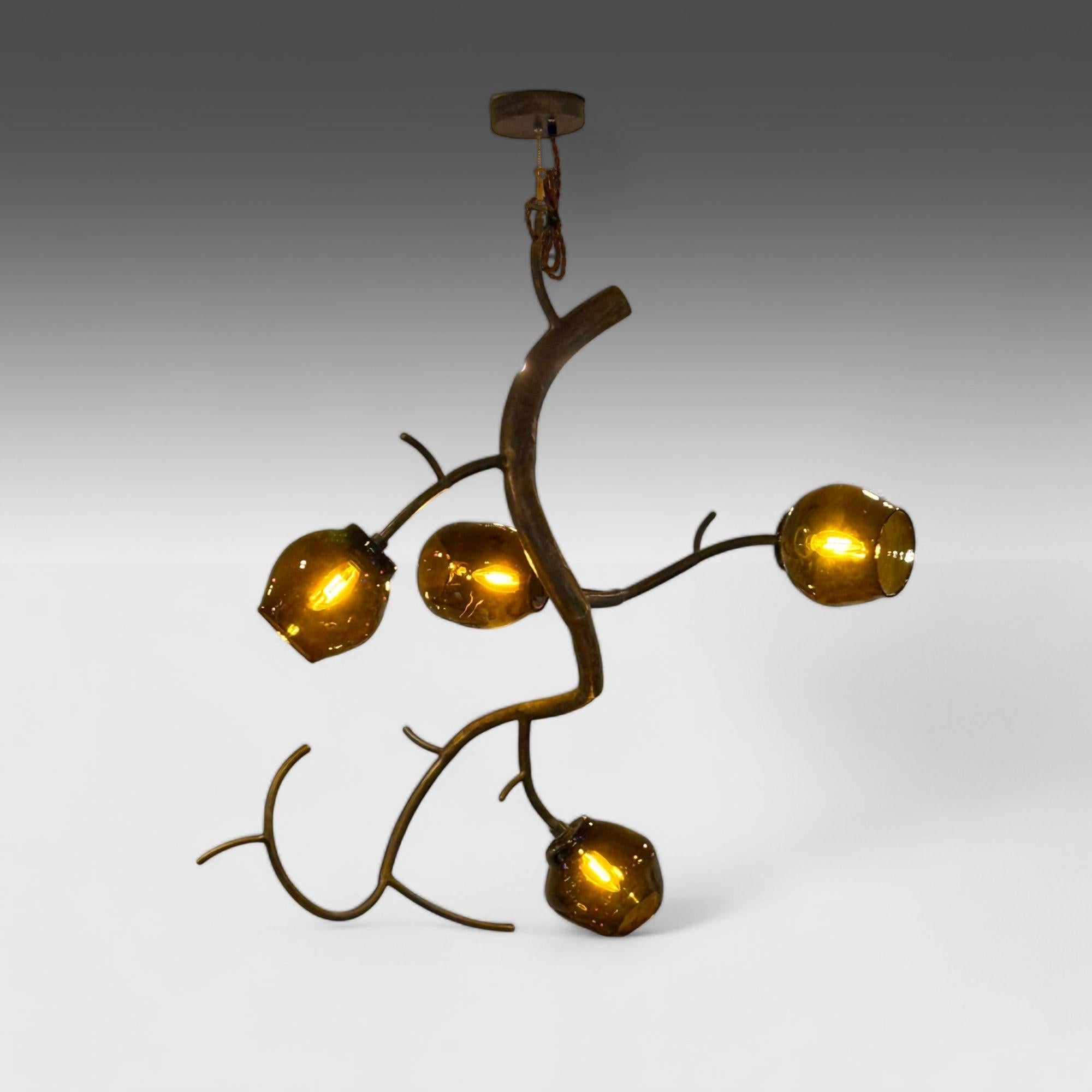 CP Lighting, Christopher Poehlmann, Lampadario a sospensione Christopher Blossom, alluminio piegato e saldato, vetro argentato, 21° C.

Questo lampadario scultoreo firmato e datato di Christopher Poehlmann è caratterizzato da alluminio bronzo