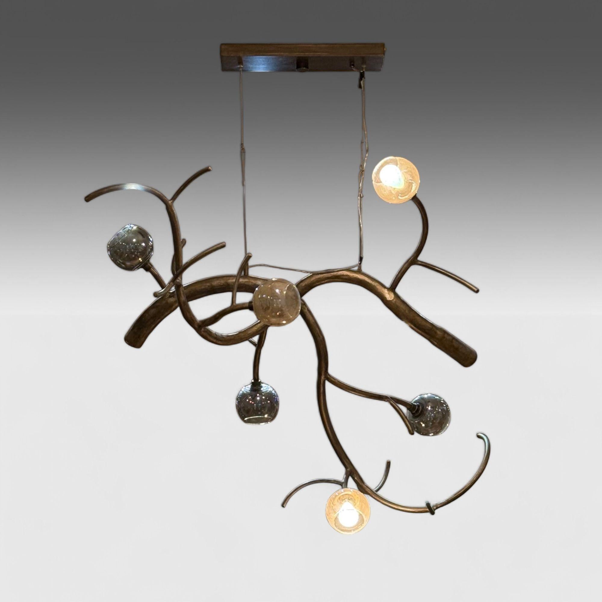 CP Lighting, Christopher Poehlmann, Lustre moderne à branches sculpturales, verre miroité, 21e C.

Ce lustre sculptural signé et daté de Christophe Poehlmann est composé d'aluminium bronze antique et de verre miroir. Disponible exclusivement dans