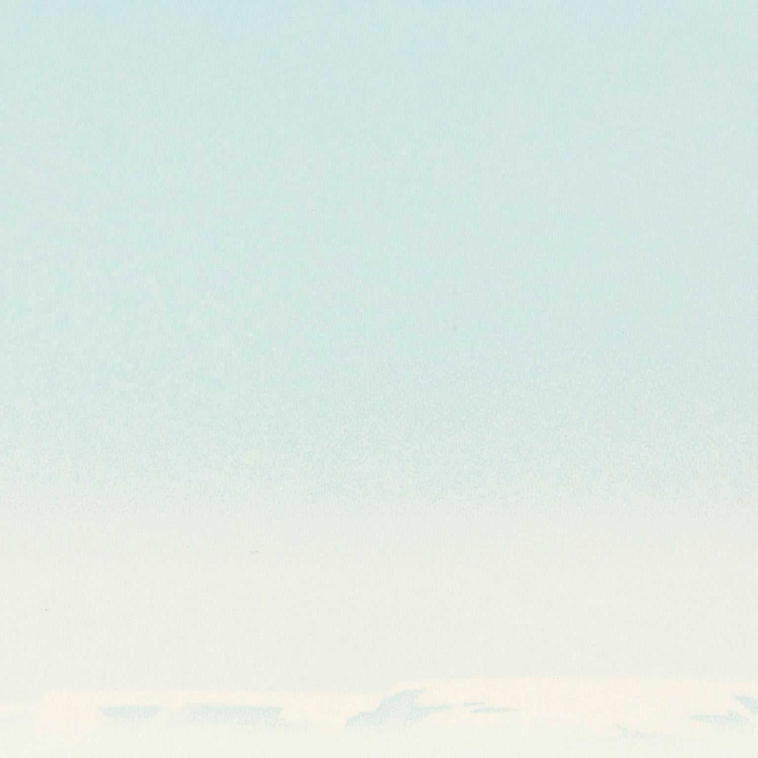 Christopher Pratt (1935-2022) es uno de los artistas marítimos más queridos y reconocidos de Canadá. Nacido en St. John, dedicó la mayor parte de su práctica artística a representar escenas de la Costa Este, tanto personales como imaginarias, en su