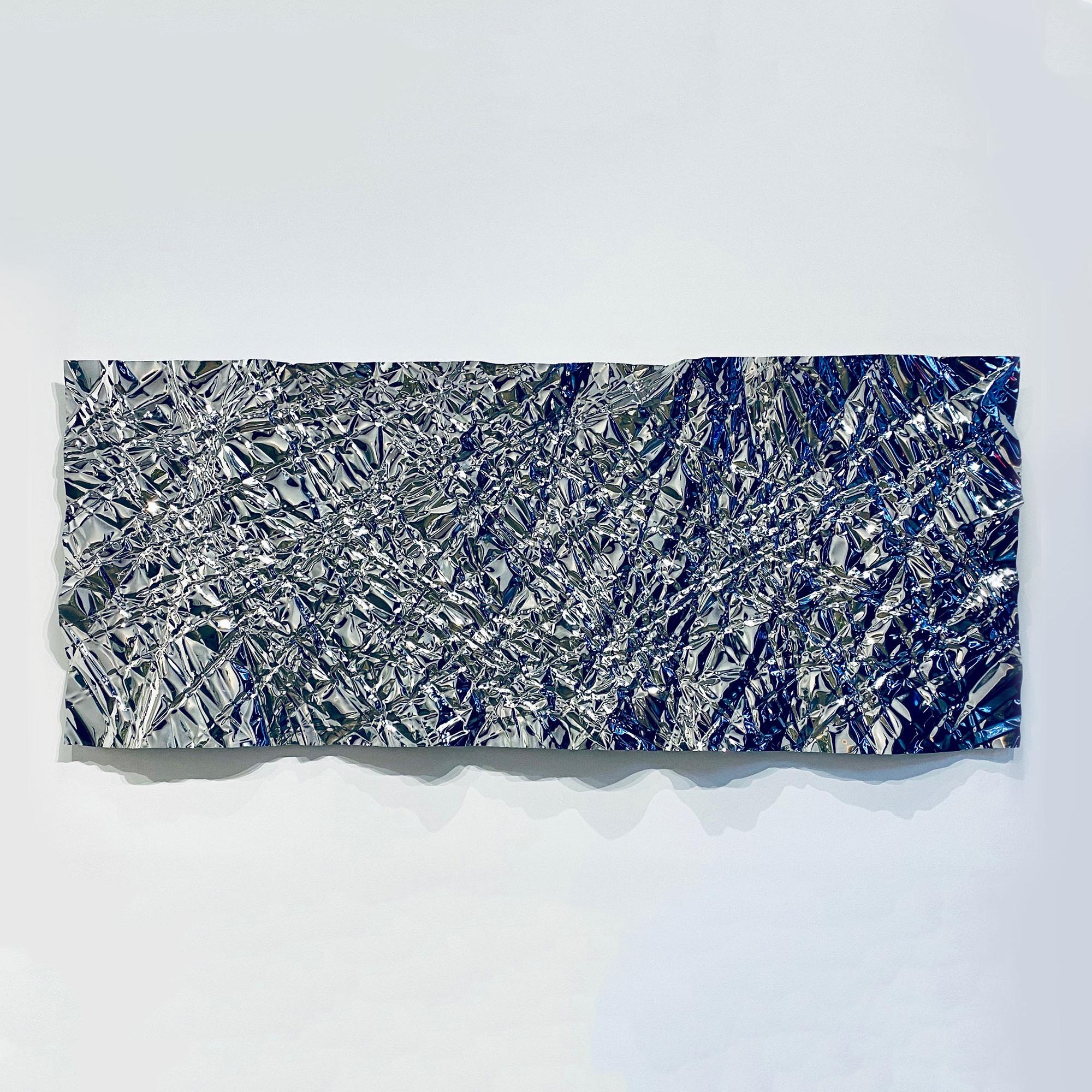 Großformatiges, an der Wand montiertes Paneel aus faltigem Stahl des in Omaha ansässigen Designers Christopher Prinz, der diese ungewöhnliche Textur durch wiederholtes Falten eines dünnen Stahlblechs erreicht, was zu einer starken, starren und