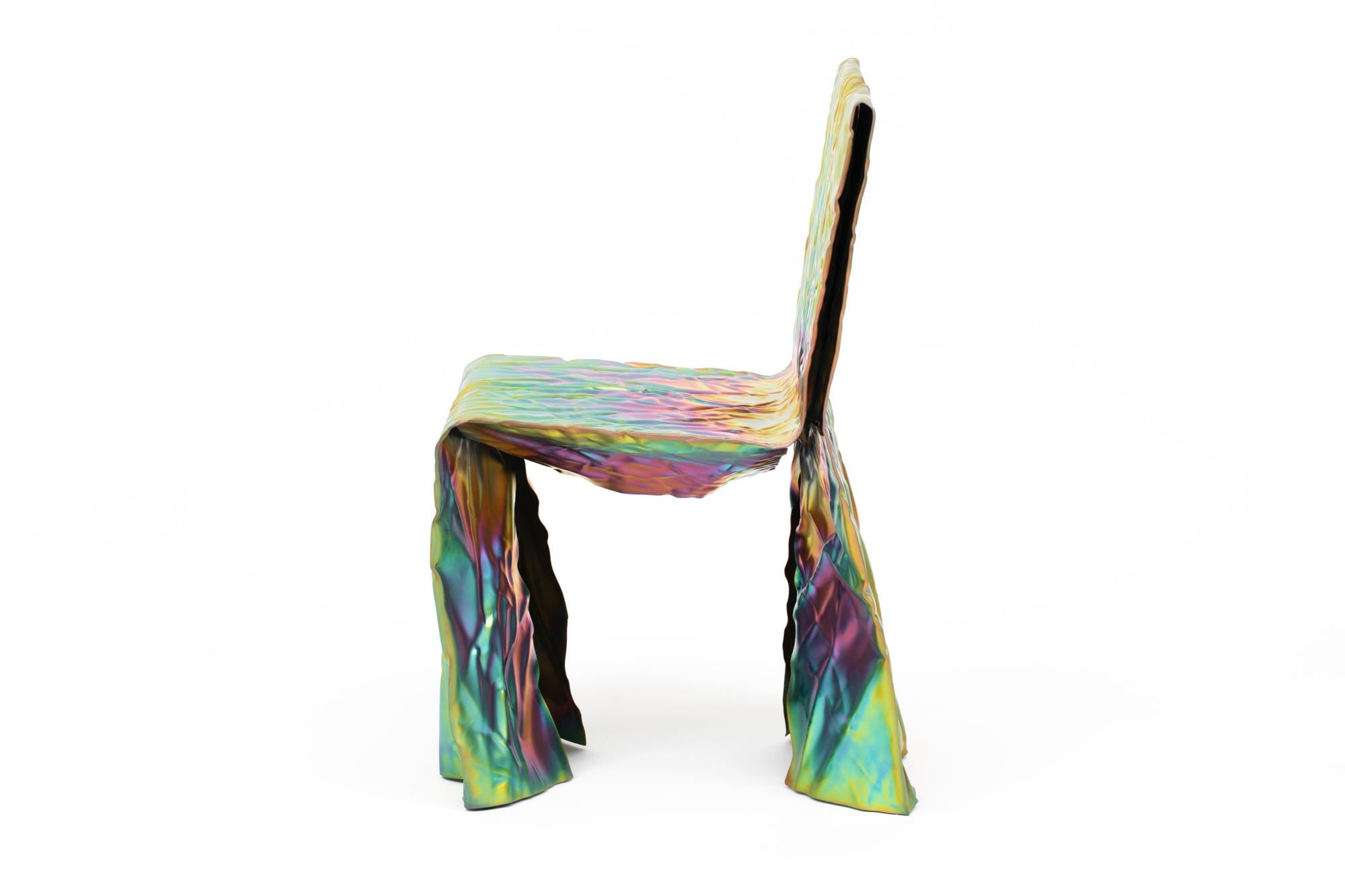 Chaise en acier froissé du designer Christopher Prinz, basé à Omaha, qui obtient cette texture inhabituelle en froissant à plusieurs reprises une fine feuille d'acier, ce qui donne une forme solide, rigide et unique. Les pieds de nivellement cachés