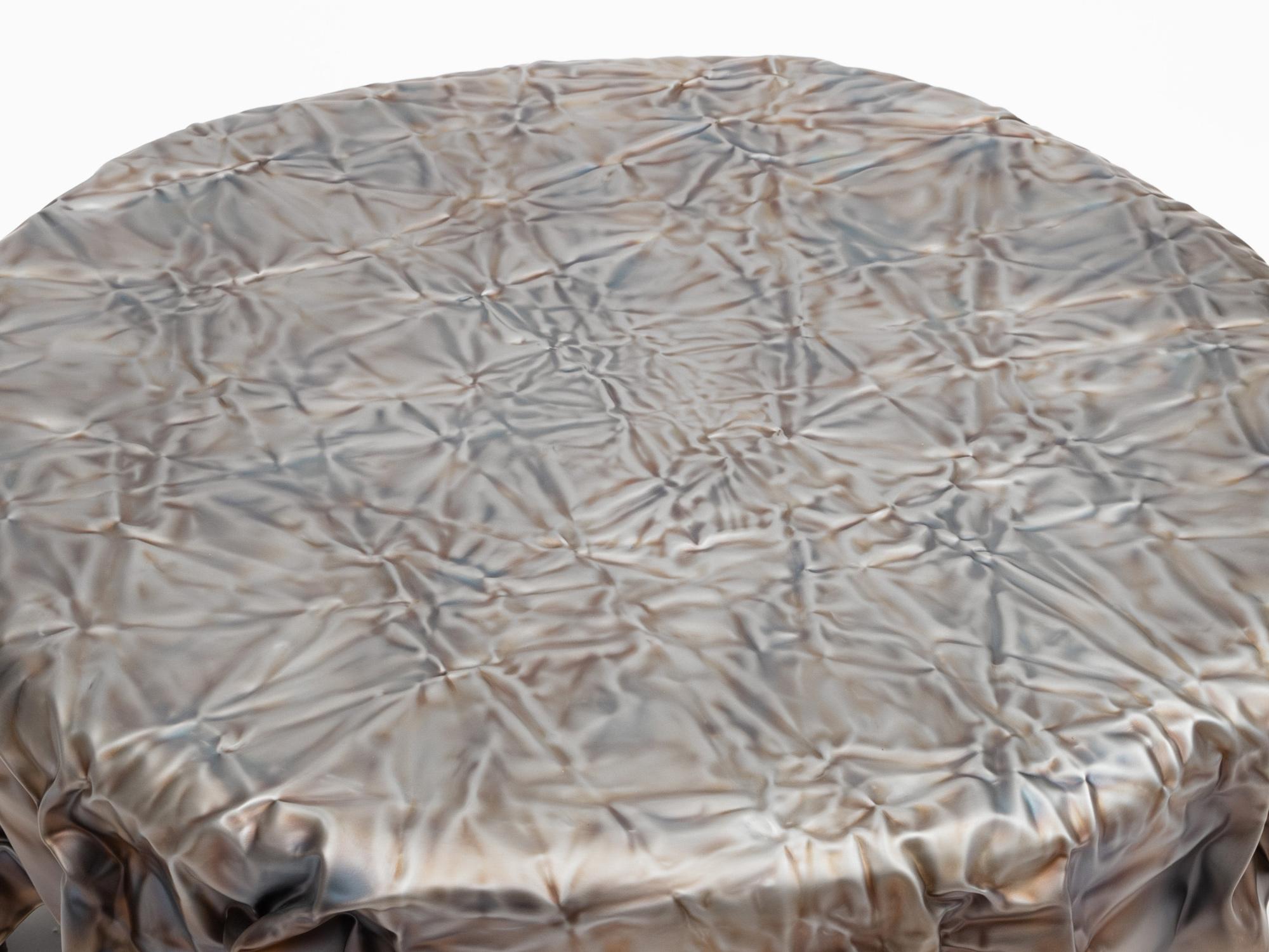 Américain Table basse ronde froissée de Christopher Prinz, finition à chaud brut en vente