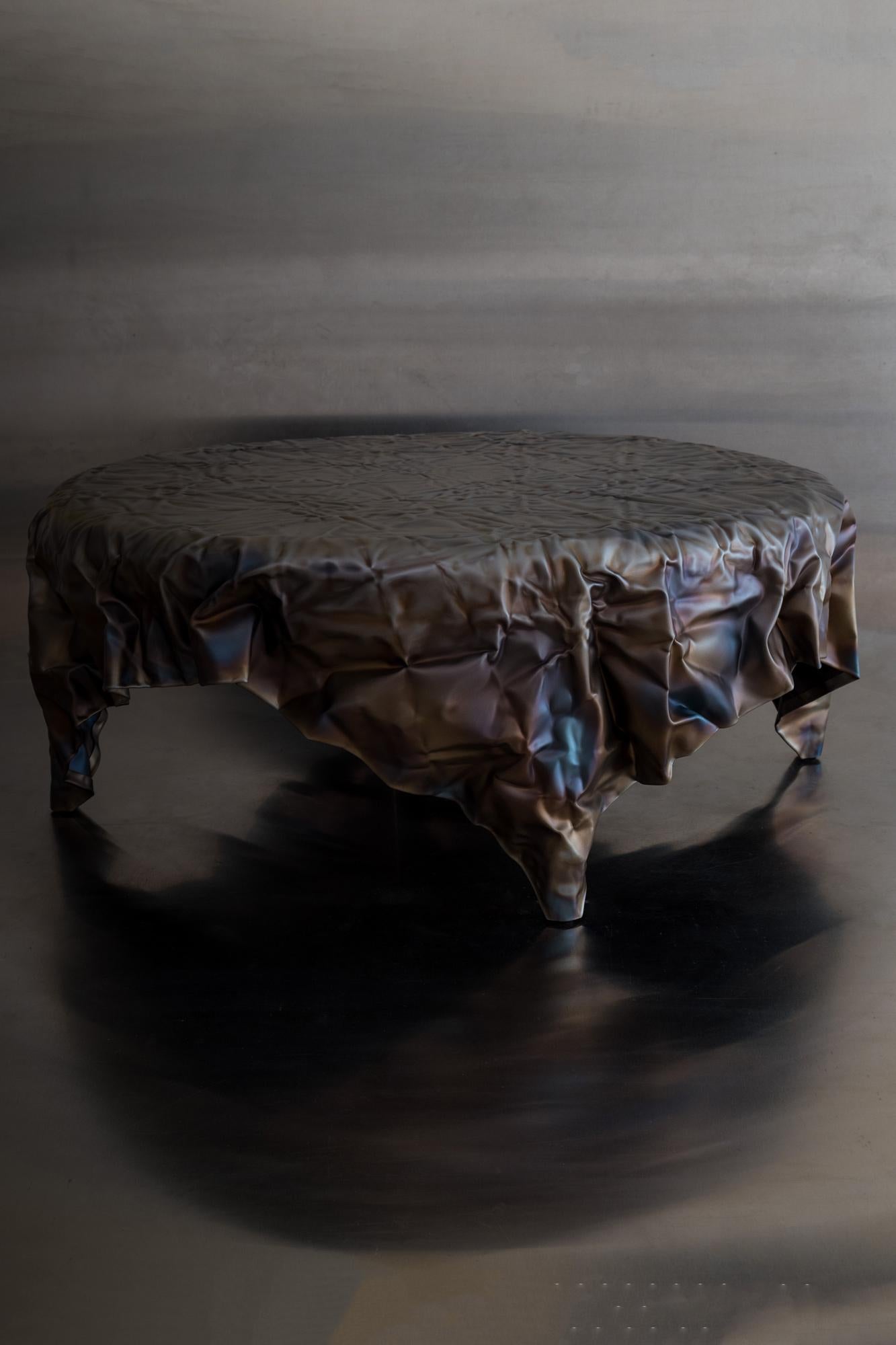 XXIe siècle et contemporain Table basse froissée de Christopher Prinz, finition à chaud brut en vente