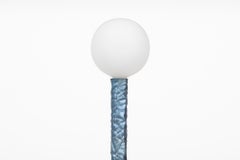 Christopher Prinz "Lámpara de pie arrugada" de zinc níquel azul (en bruto)