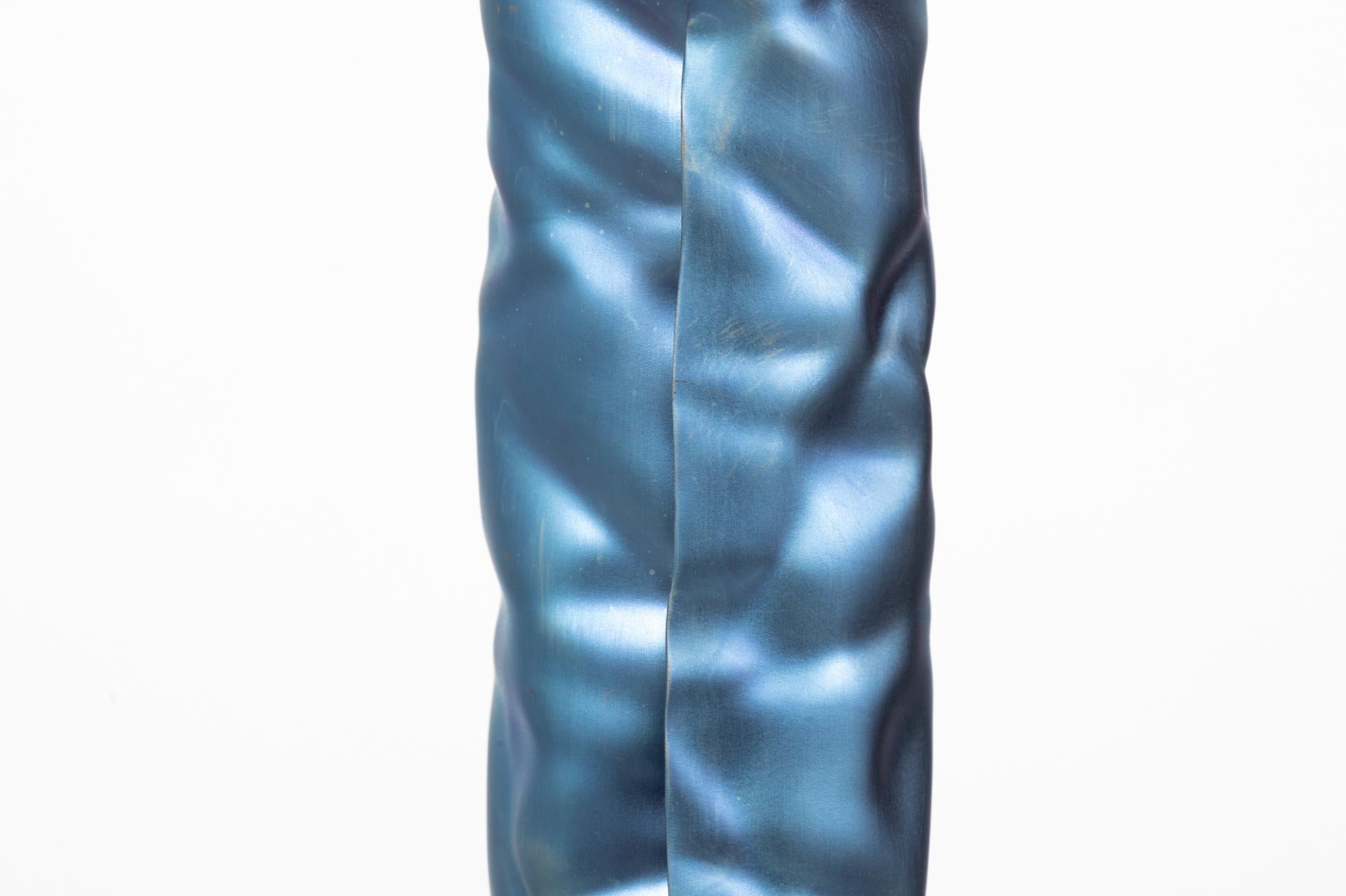 Christopher Prinz Wrinkled Stehlampe in Zink-nickelblau (Rauch) (amerikanisch) im Angebot