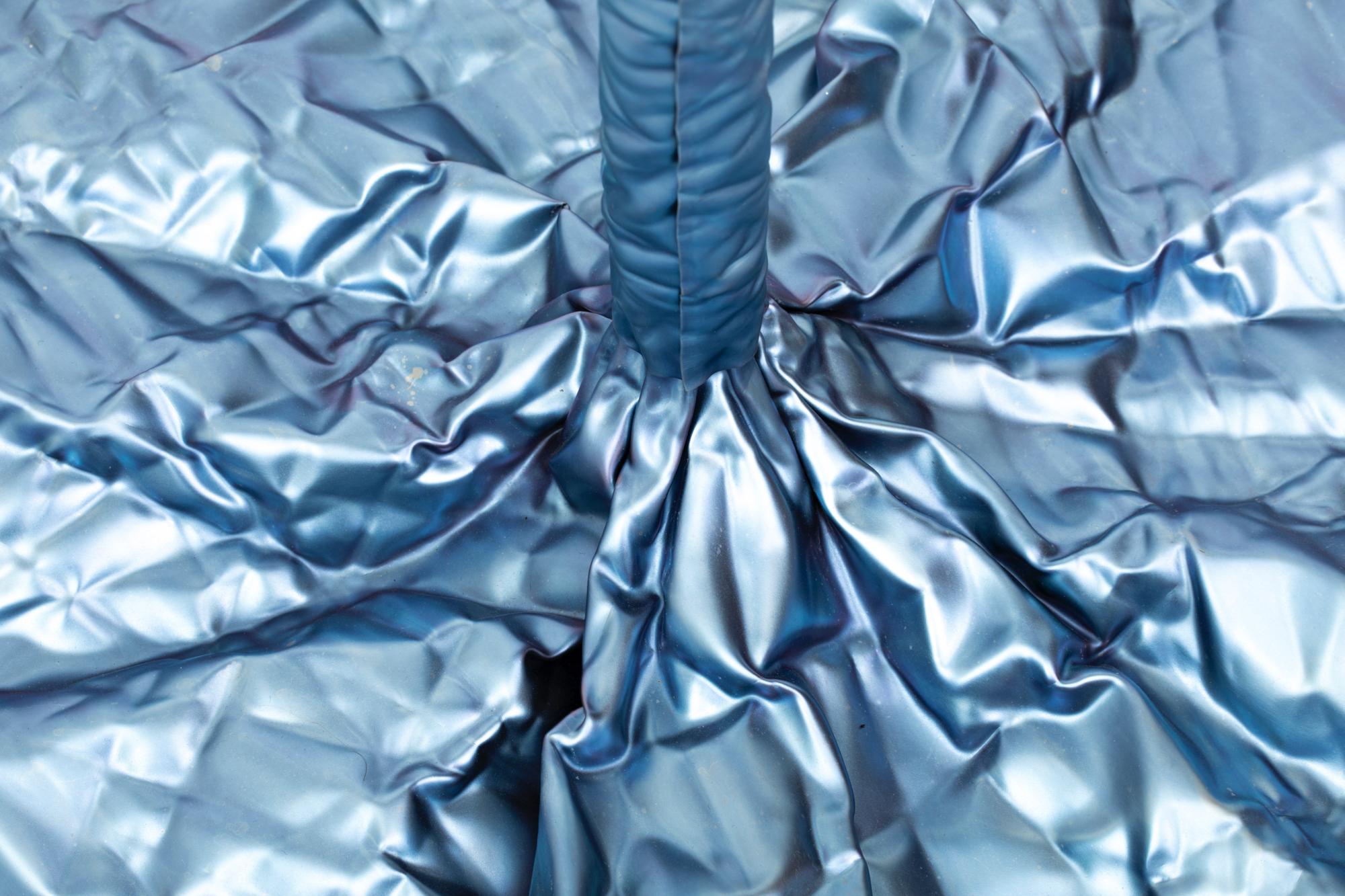 Christopher Prinz „Wrinkled Stehlampe“ in Blau „Raw“ im Zustand „Neu“ im Angebot in Brooklyn, NY