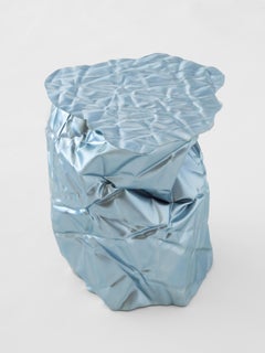 Table d'appoint froissée Christopher Prinz en bleu nickel zinc brut