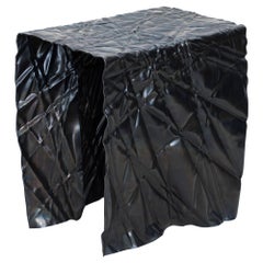 Tabouret froissé « Wrinkled Stool » de Christopher Prinz en oxyde noir (rouge)