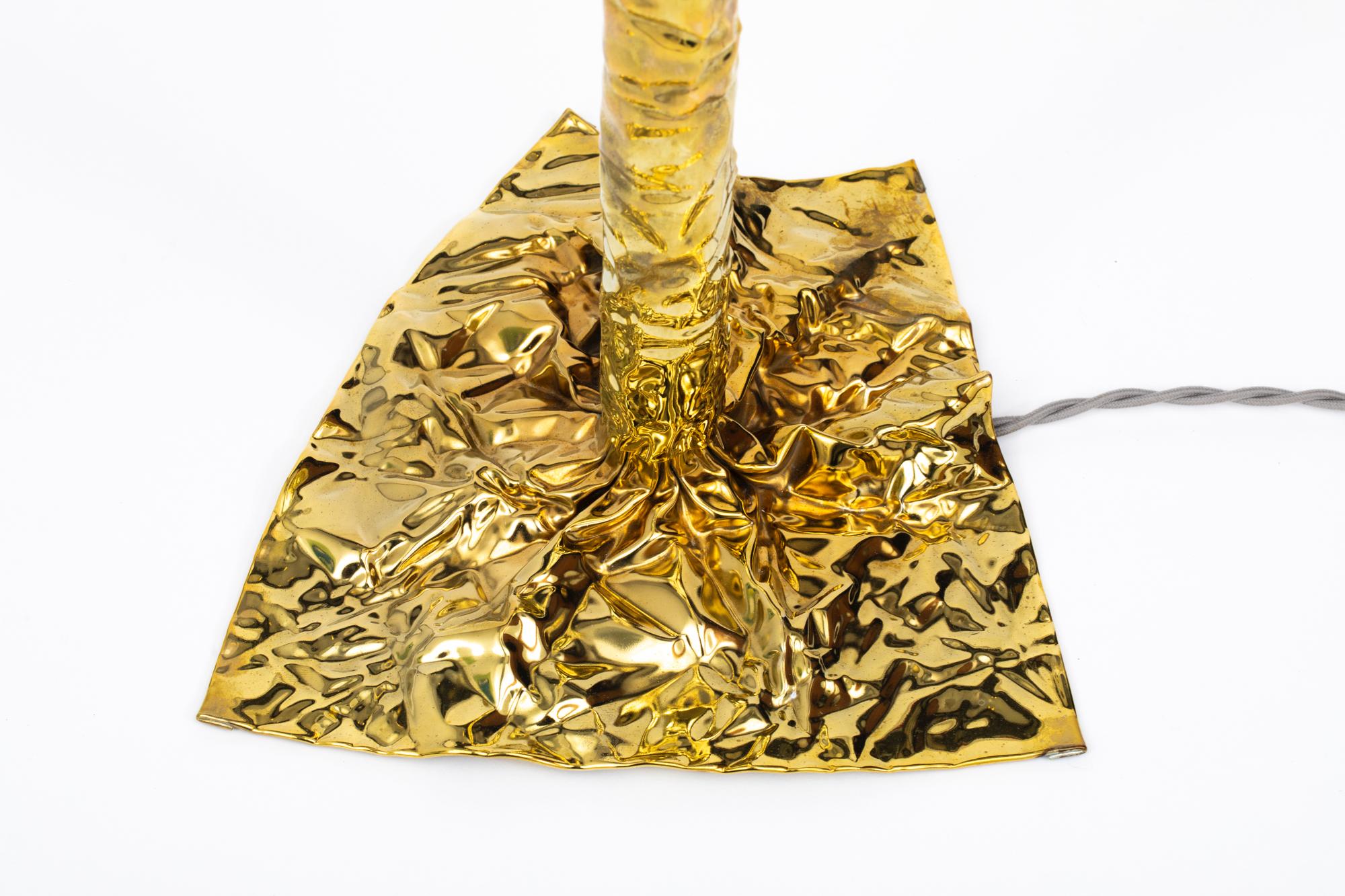 Plaqué Lampe de table froissée Christopher Prinz en finition laiton en vente