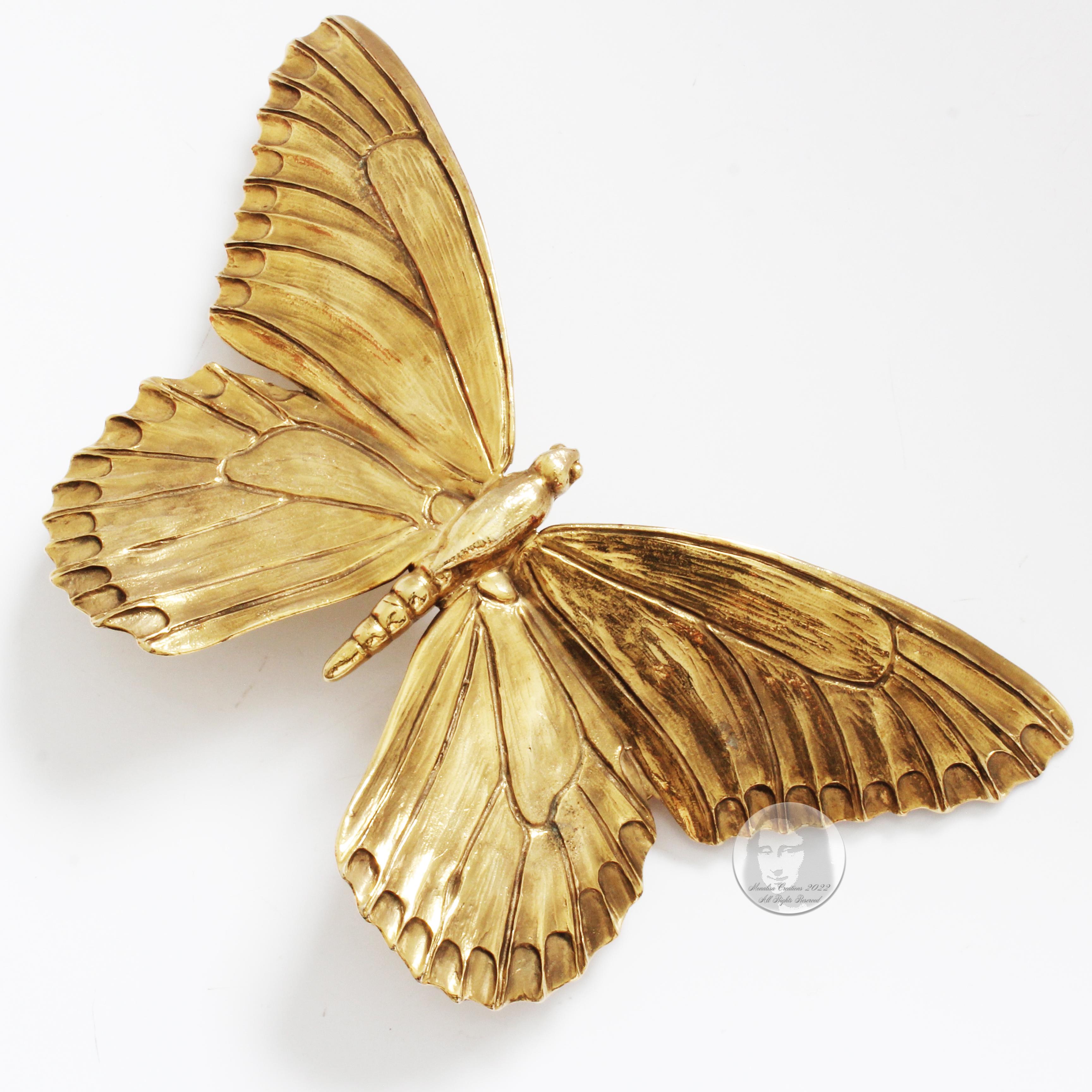 This fantastic butterfly belt buckle was designed by NY artist Christopher Ross in the 1980s. The artist enjoyed a resurgence in popularity in the fashion blogs and magazines after being used by Patricia Field in the Sex & The City Movies. 

Made