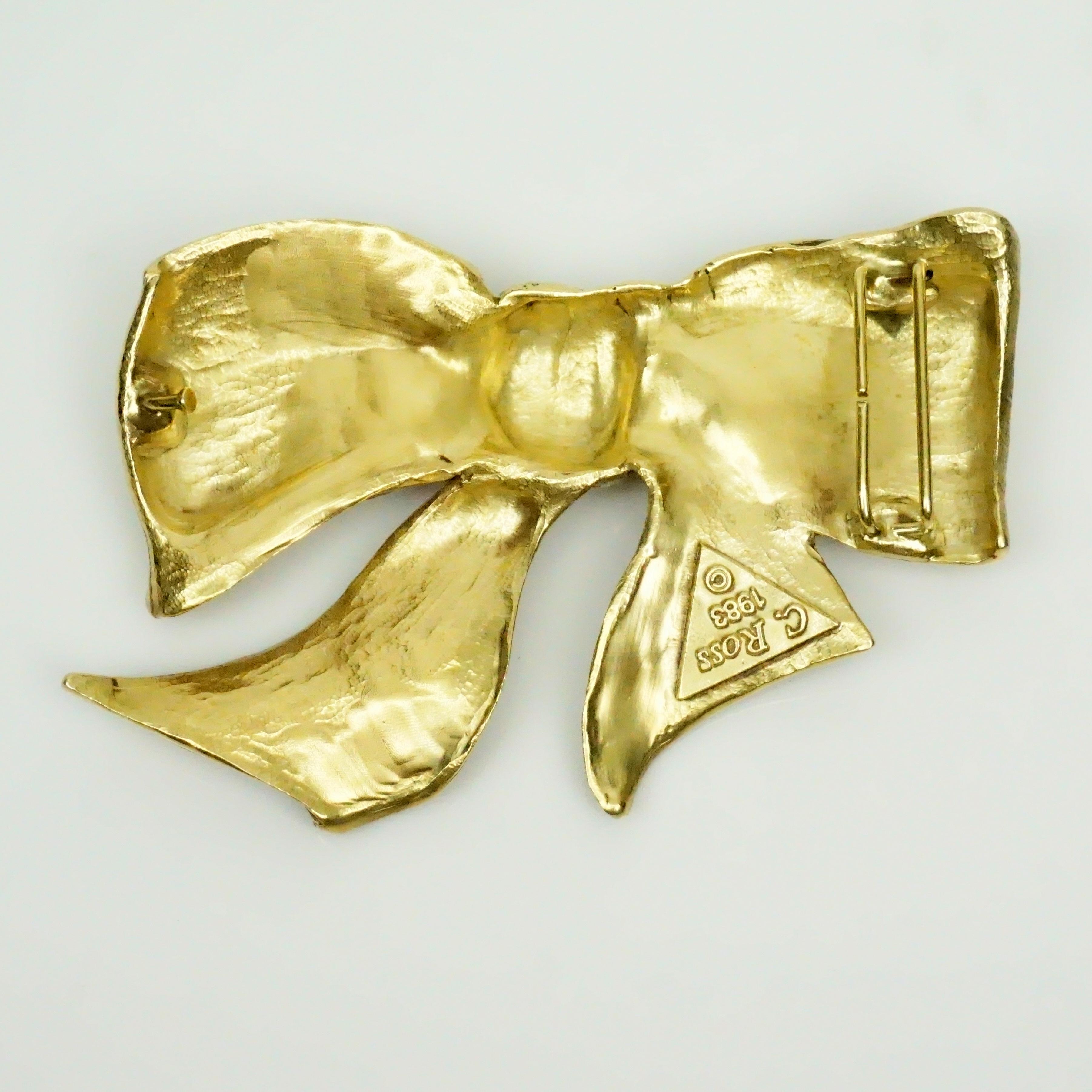 Christopher Ross Gold Bow Belt Buckle 1983. This vintage belt buckle is in great condition. It is a beautiful piece to dress up any outfit!
Measurements
Height: 4
