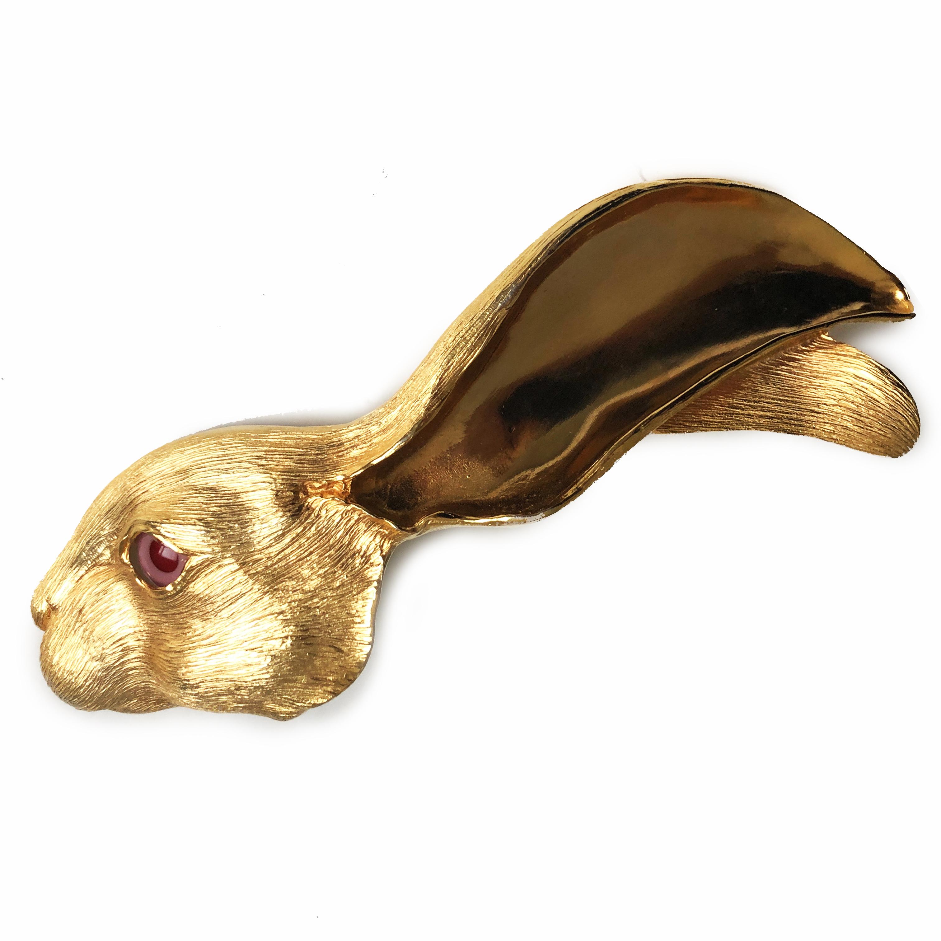 Christopher Ross massive 24kt gold plate rabbit belt buckle. Perfect for the animal lover or for anyone who enjoys a sculptural statement piece. Christopher Ross is a NY sculptor whose work has been shown at The Metropolitan Museum of Art in New