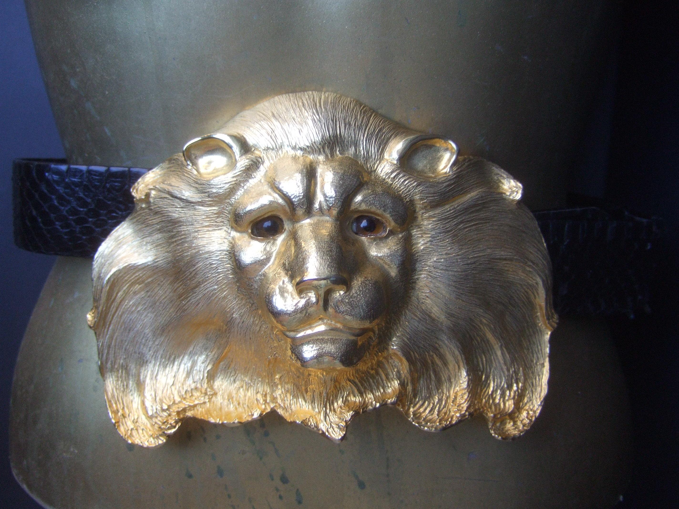 Christopher Ross Ceinture massive à boucle de lion en métal doré plaqué or 24k c 1984
L'incroyable ceinture design à grande échelle est ornée d'une spectaculaire boucle à tête de lion plaquée or

La boucle ornée d'une tête de lion est associée à une