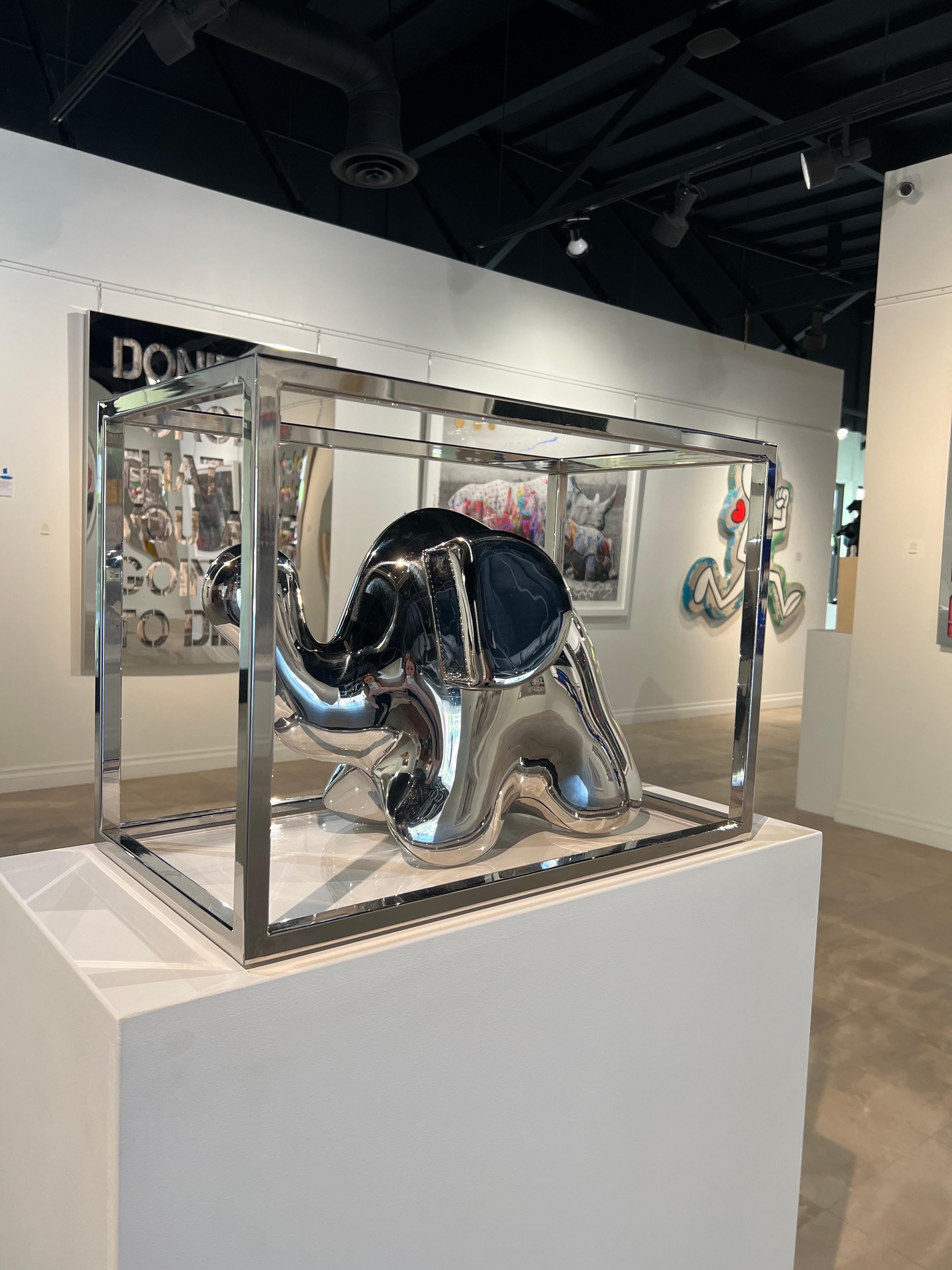 Edición número 9 de 18.

Christopher Schulz nació en California en 1974.  Se le reconoce por la calidad minimalista y aerodinámica de sus esculturas, representadas en temas diversos como tiburones, elefantes, juguetes de montar, motocicletas, etc.