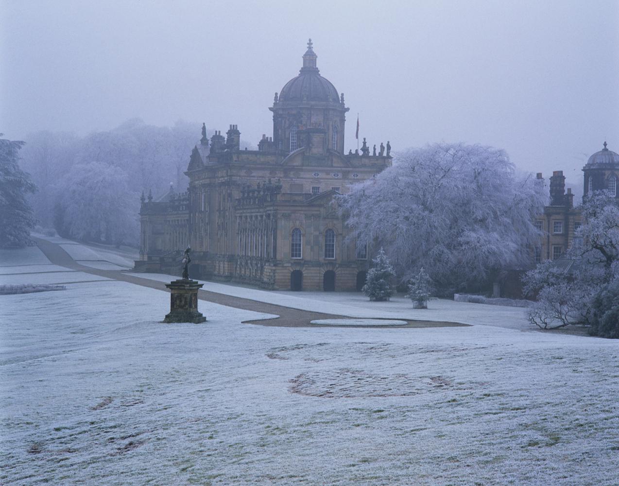 Color Photograph di Christopher Simon Sykes - Castello di Howard circa 1990  Edizione limitata firmata