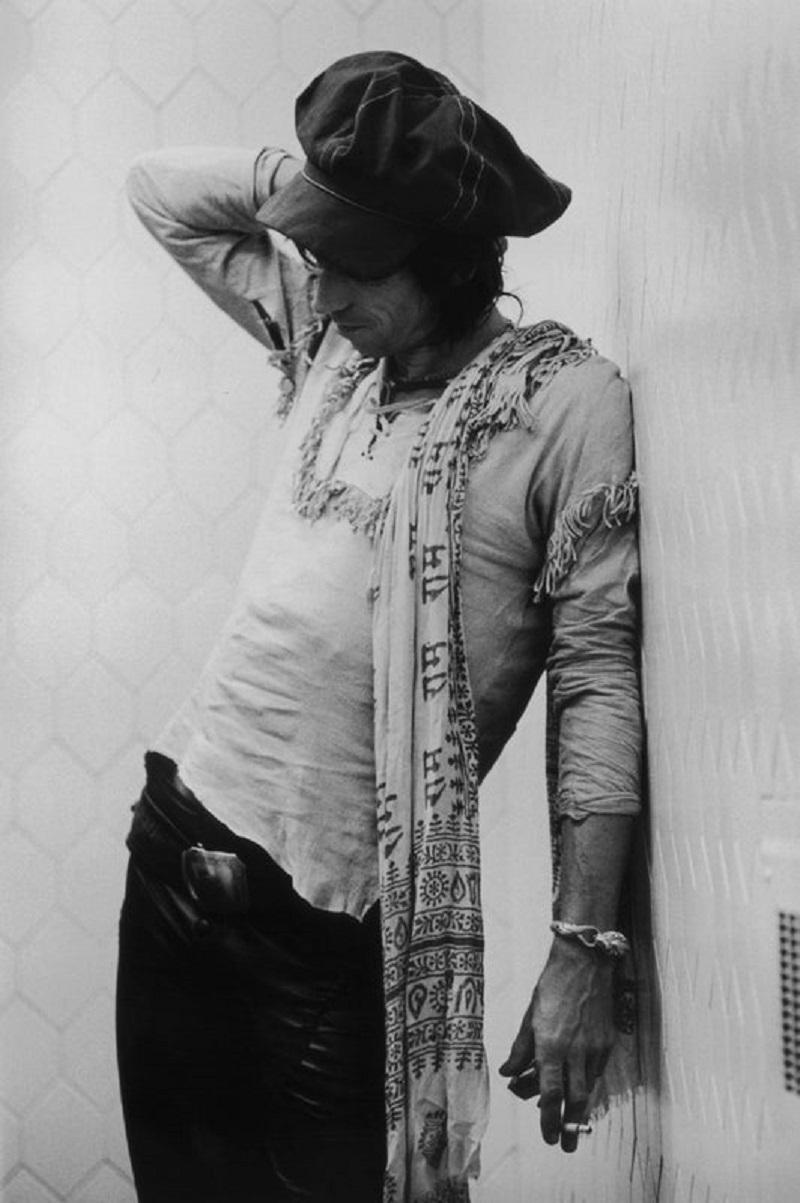 "Unartig aber nett" von Christopher Simon Sykes

Der Gitarrist Keith Richards sieht während der Rolling Stones Tour of the Americas, 1975, elegant verschwendet aus.

Ungerahmt
Papierformat: 40 "x 30'' (Zoll)
Gedruckt 2022 
Silbergelatine-Faserdruck