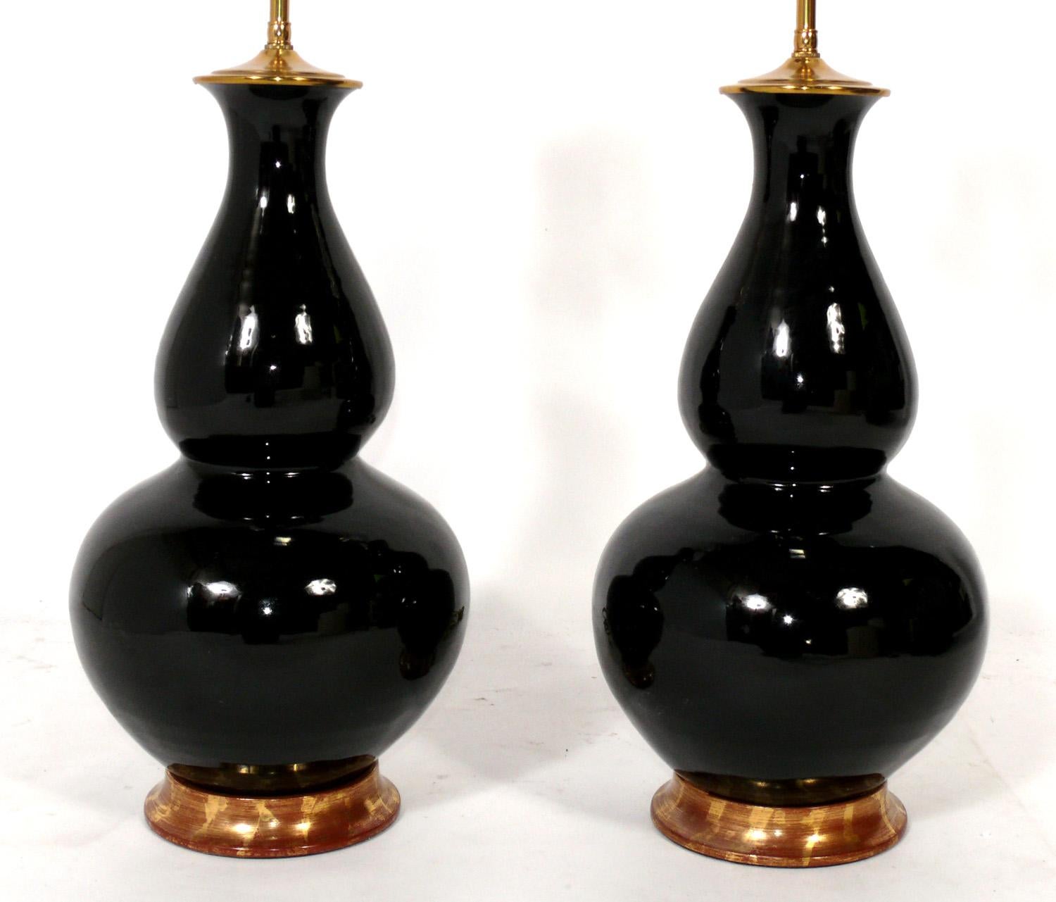 Paire de lampes Christopher Spitzmiller Double Gourd en céramique noire avec bases dorées à l'eau 23 carats, américaines, vers les années 2000. Ils ont été recâblés et sont prêts à être utilisés. Les abat-jours sont inclus. Nous pensons qu'il s'agit