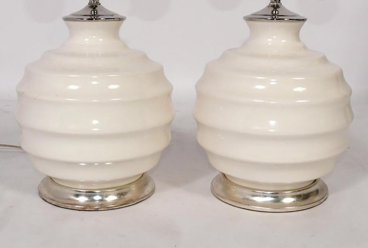 Coppia di piccole lampade a sfera a coste in ceramica lavorata a mano con smalto bianco, di Christopher Spitzmiller, New York City, New York, America, circa anni 2000. Firmato con etichetta Spitzmiller su una lampada, vedi ultima foto. Questi sono