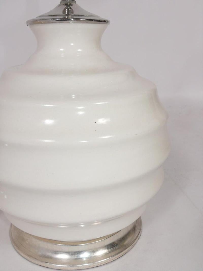 Art Déco Christopher Spitzmiller Lampade Petite in ceramica bianca con base dorata a foglia d'argento in vendita