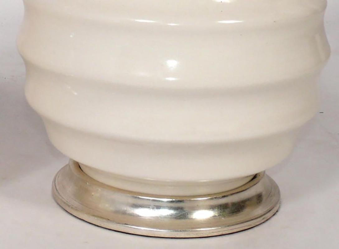 Americano Christopher Spitzmiller Lampade Petite in ceramica bianca con base dorata a foglia d'argento in vendita