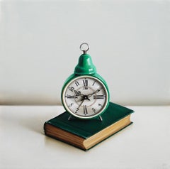 Horloge verte et livre antique