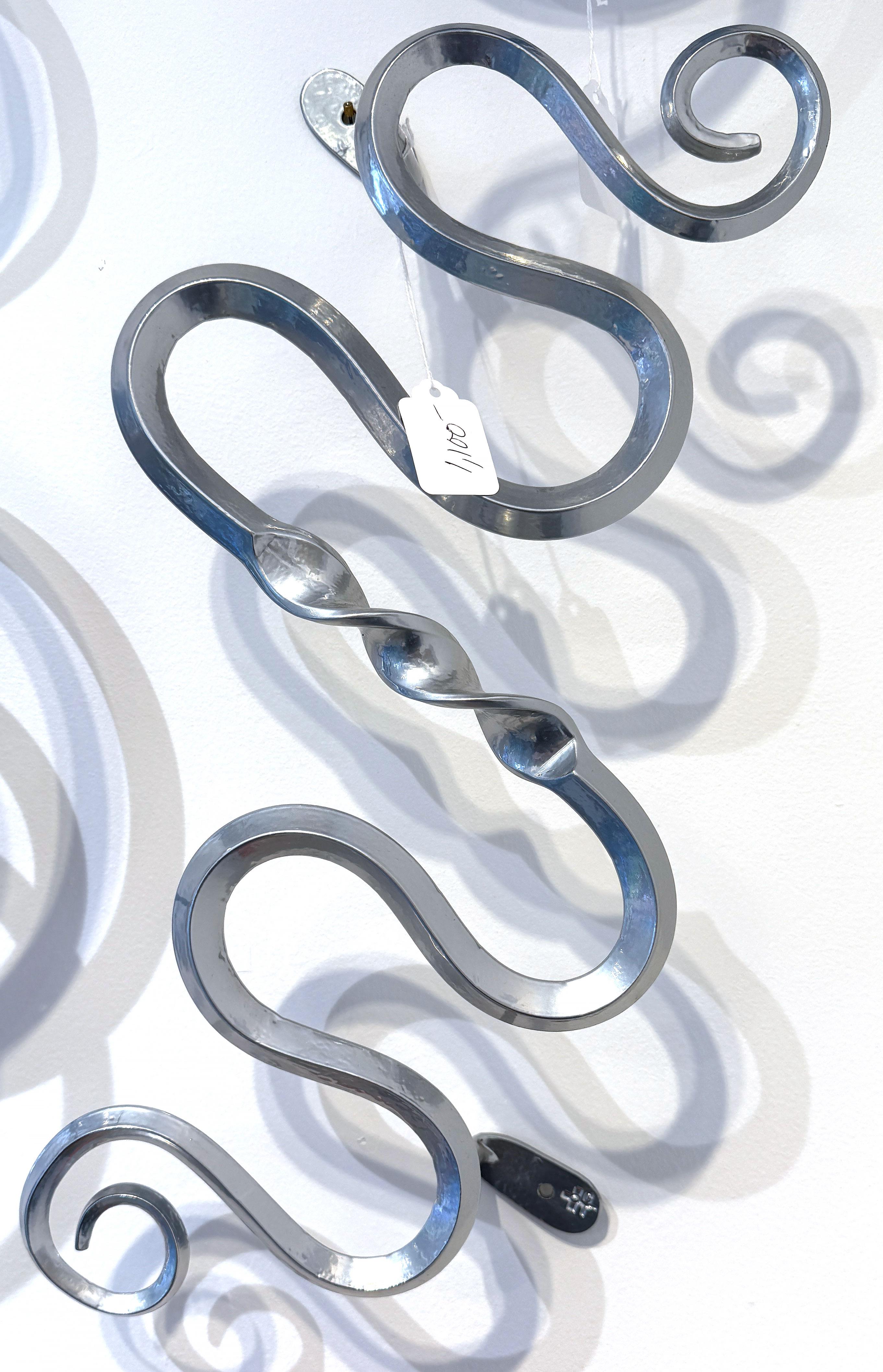 Christopher Thomson Abstract Sculpture – Chrom Doppel-Diamant-Mäander