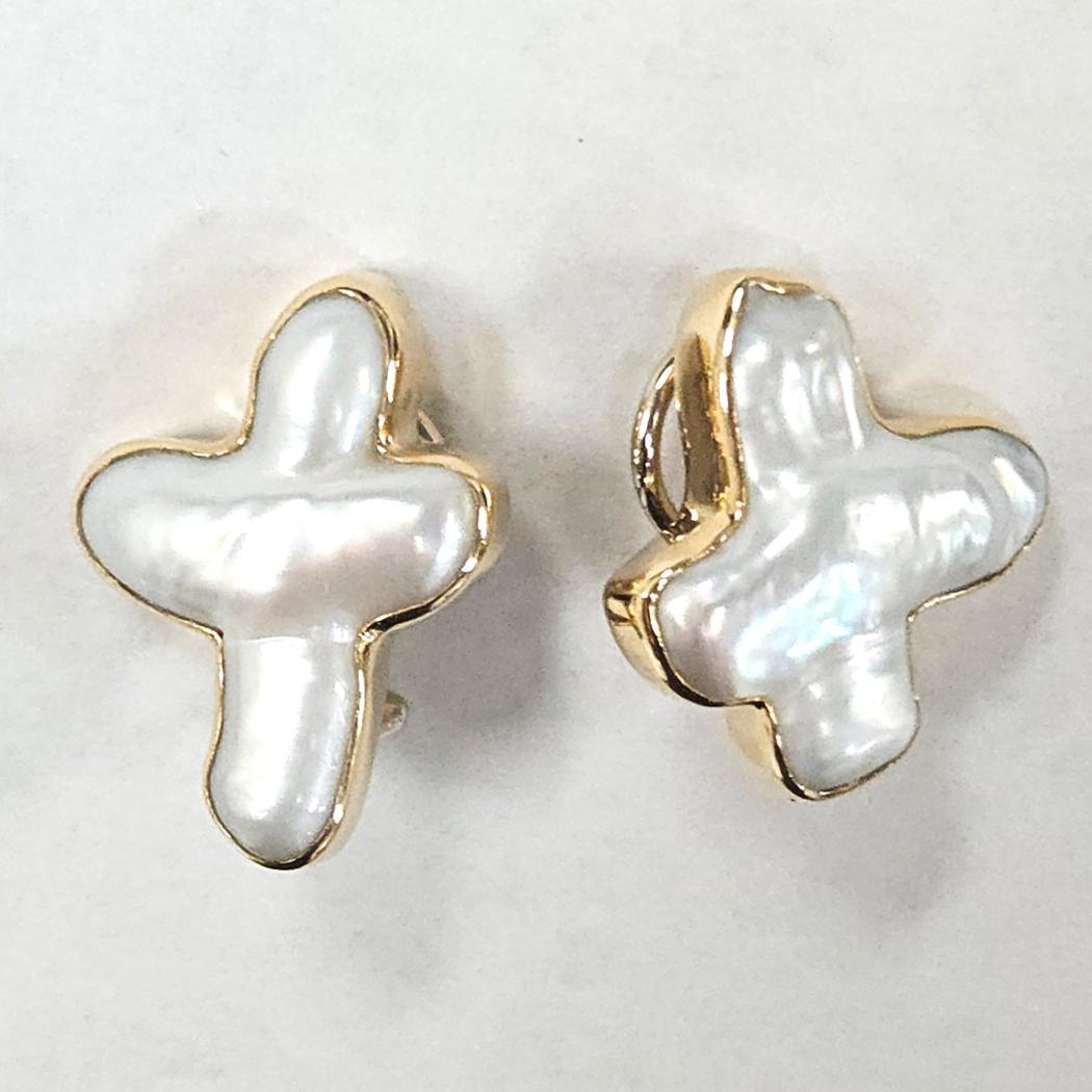 Christopher Walling Orecchini di perle Biwa in oro 18kt - Clip con perno opzionale
Eleganti e particolari, questi orecchini autentici del rinomato designer americano Christopher Walling mostrano la bellezza delle perle naturali di Biwa incastonate