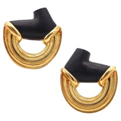 Clips d'oreilles CHRISTOPHER WALLING en or 18 carats texturé avec bois d'ébène sculptés