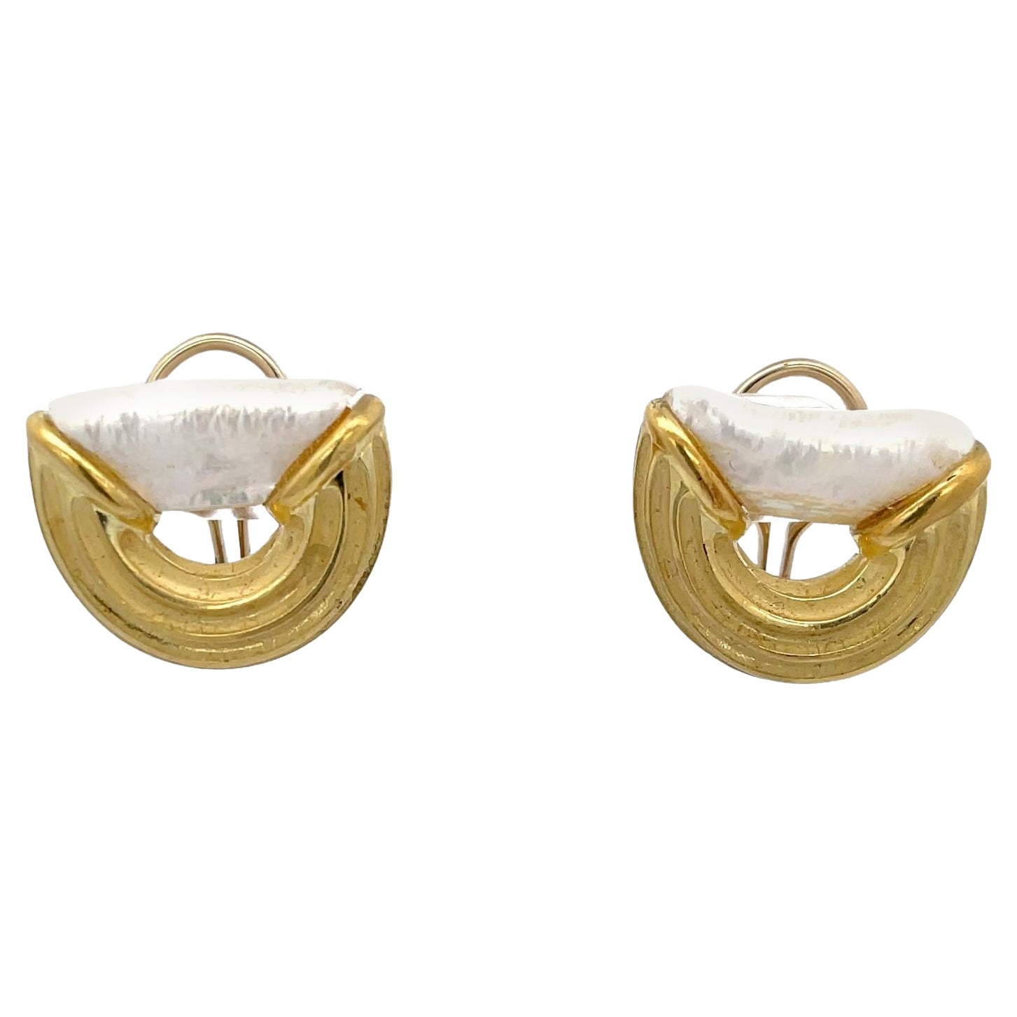 Christopher Walling Boucles d'oreilles "Logic" en nacre or jaune 18K en vente