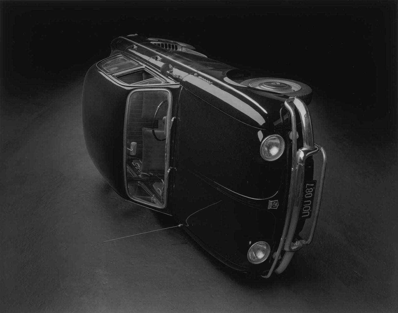 Christopher Williams Black and White Photograph – Modell: 1964 Renault Dauphine-Four, R-1095, Gehäusetyp und Sitzmöbel: 4-DR Sedan-4 t