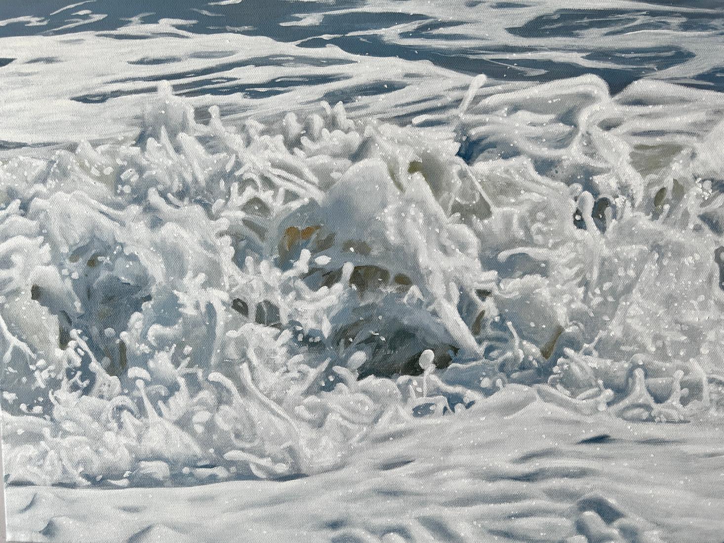 Afterwave de Christophe Witchall est une peinture à l'huile réaliste de paysage marin, mesurant 30 x 40 pouces (environ 76 x 101 cm). Le spectateur regarde directement vers le large, depuis le bord de l'eau, en direction d'une vague qui s'effondre.