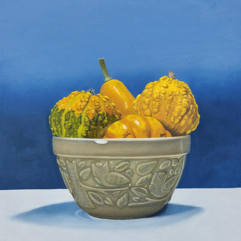 Zucche in una ciotola bianca: natura morta in stile realismo contemporaneo originale, 40x40 cm