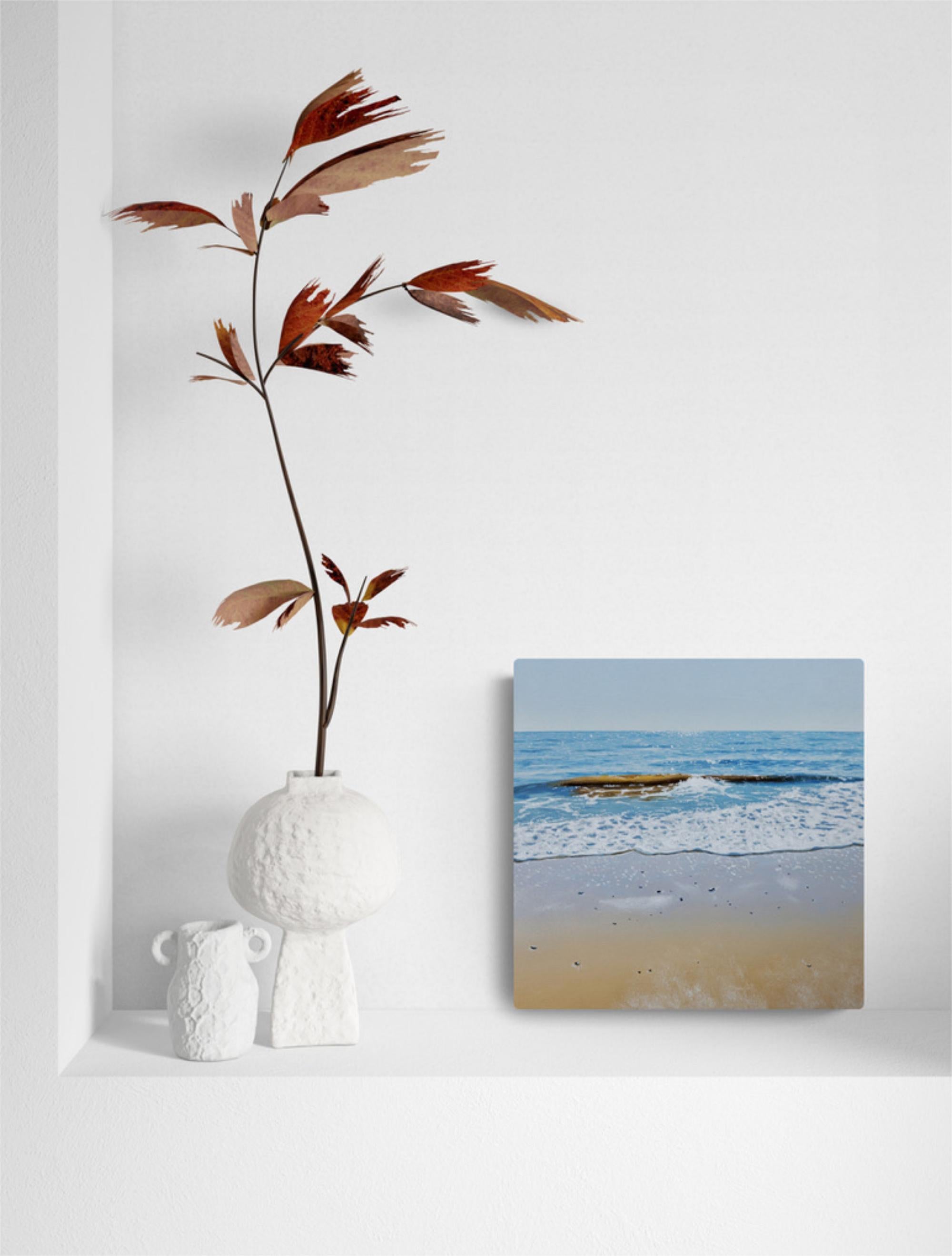 Southwold Beach est une petite peinture à l'huile réaliste sur panneau de gesso, 8 x 8 pouces (environ 20 x 20 cm). Inspiré par ses visites à Southwold, ville côtière du Suffolk, Christopher Townes continue à s'intéresser au mouvement et aux